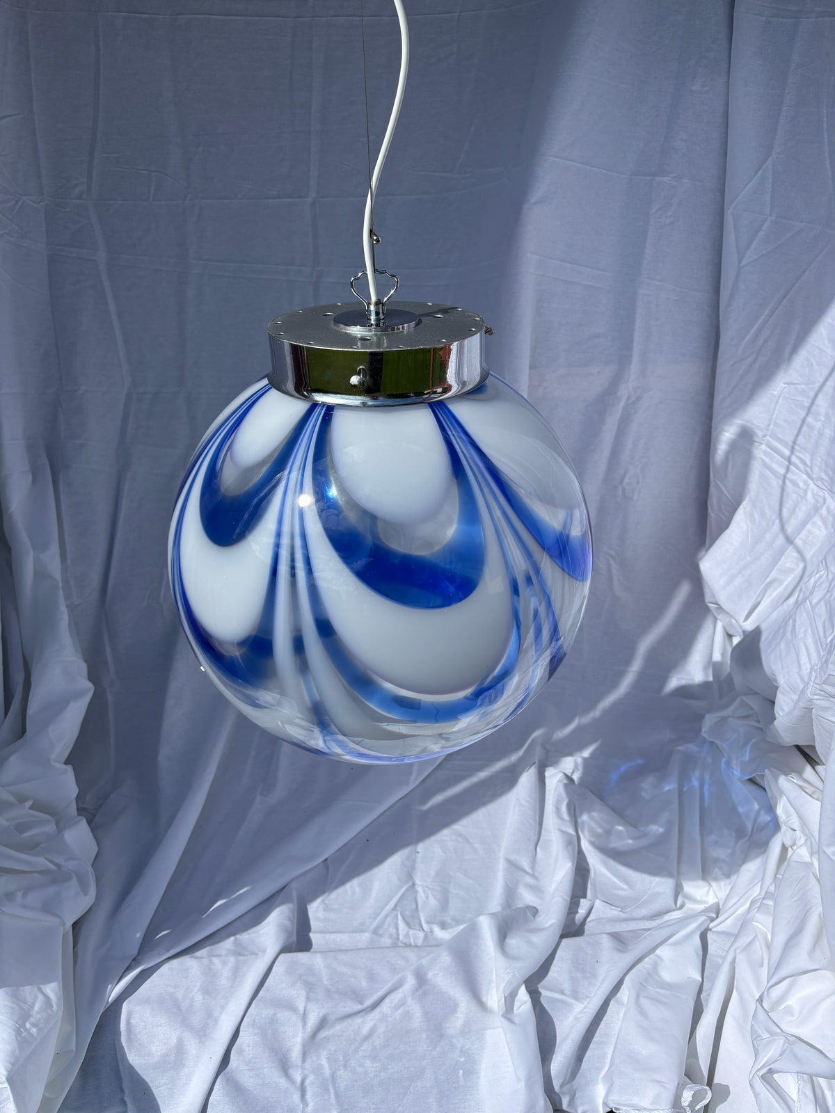 Vintage Murano pendel blåt og hvidt mønster 40 cm