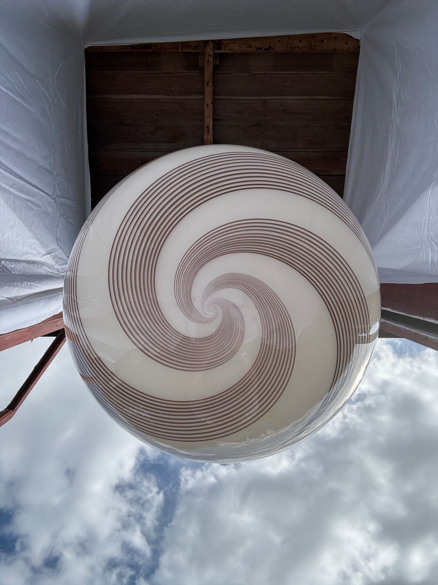 Vintage Murano pendel i cremegult glas med rødbrunt swirl 40 cm
