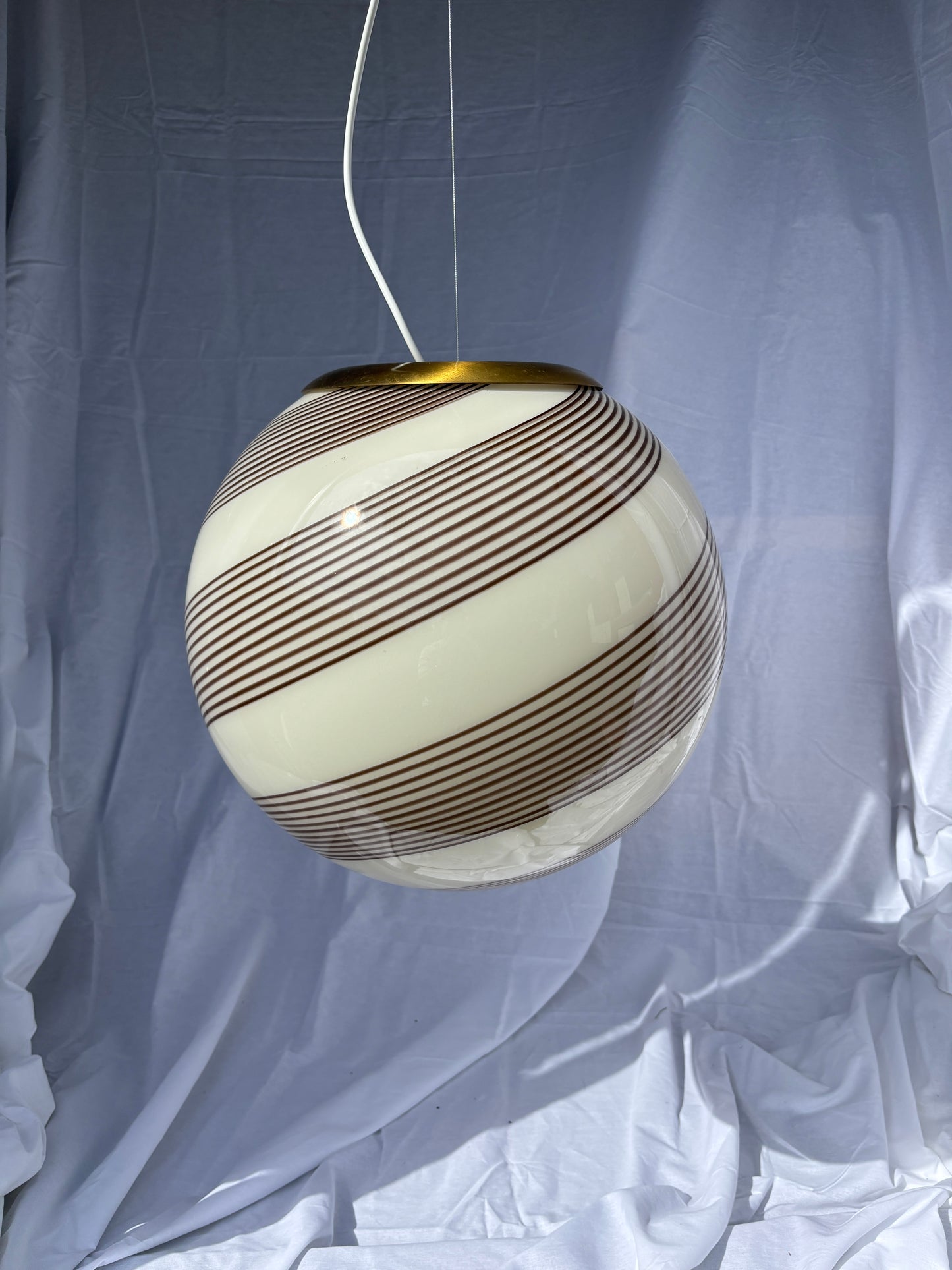 Vintage Murano pendel i cremegult glas med rødbrunt swirl 40 cm