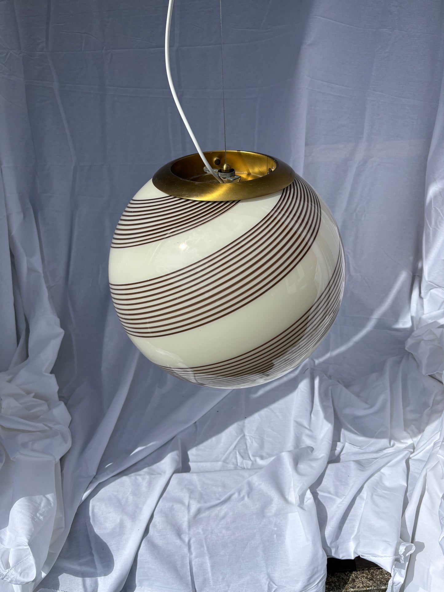 Vintage Murano pendel i cremegult glas med rødbrunt swirl 40 cm