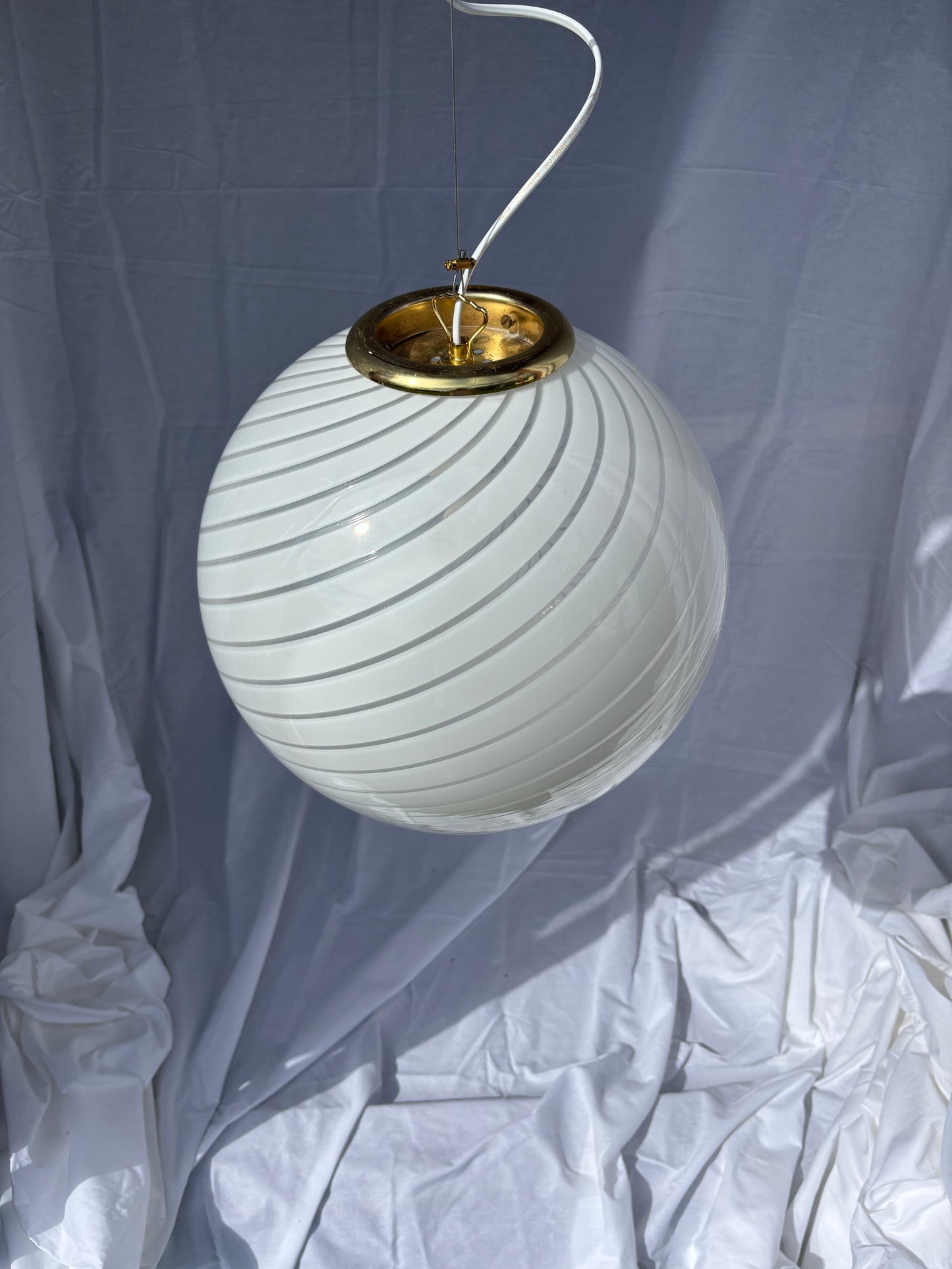 Vintage Murano pendel rund med hvidt swirl 35 cm