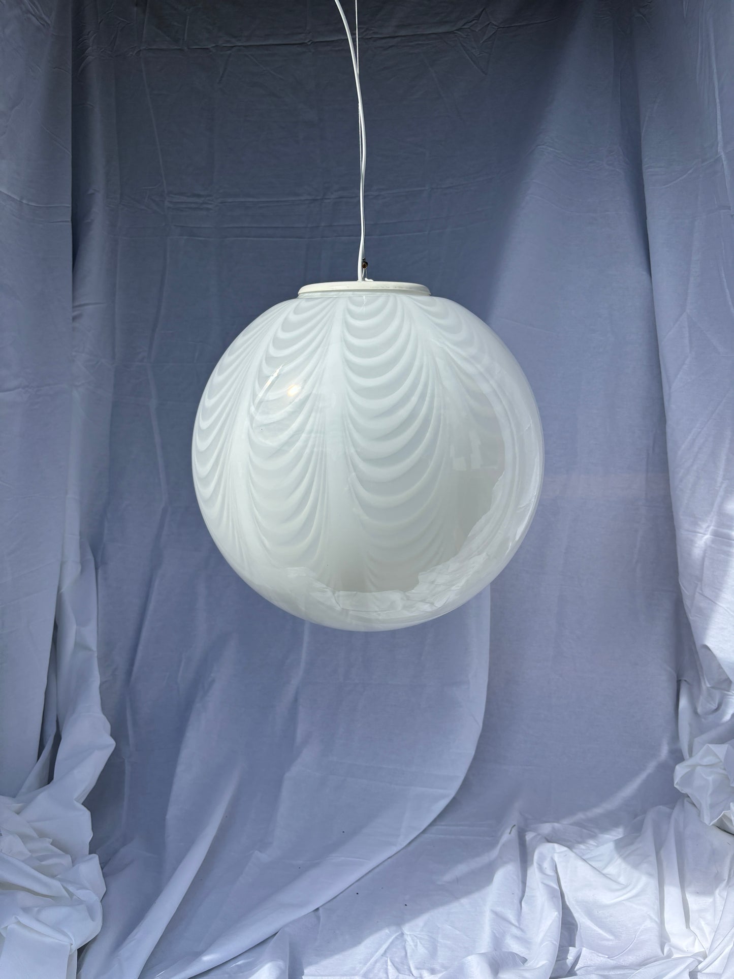 Sjælden vintage Murano pendel rund i hvid peacock 40 cm