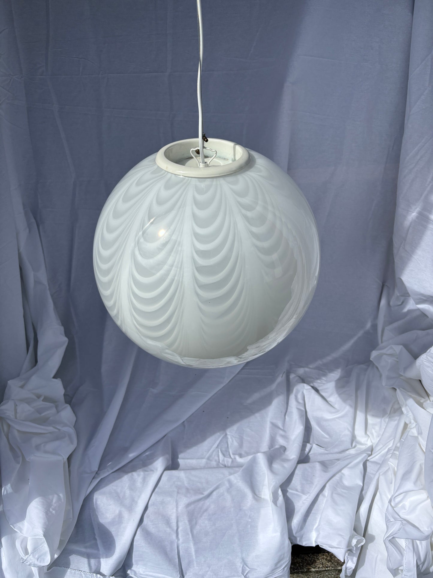 Sjælden vintage Murano pendel rund i hvid peacock 40 cm