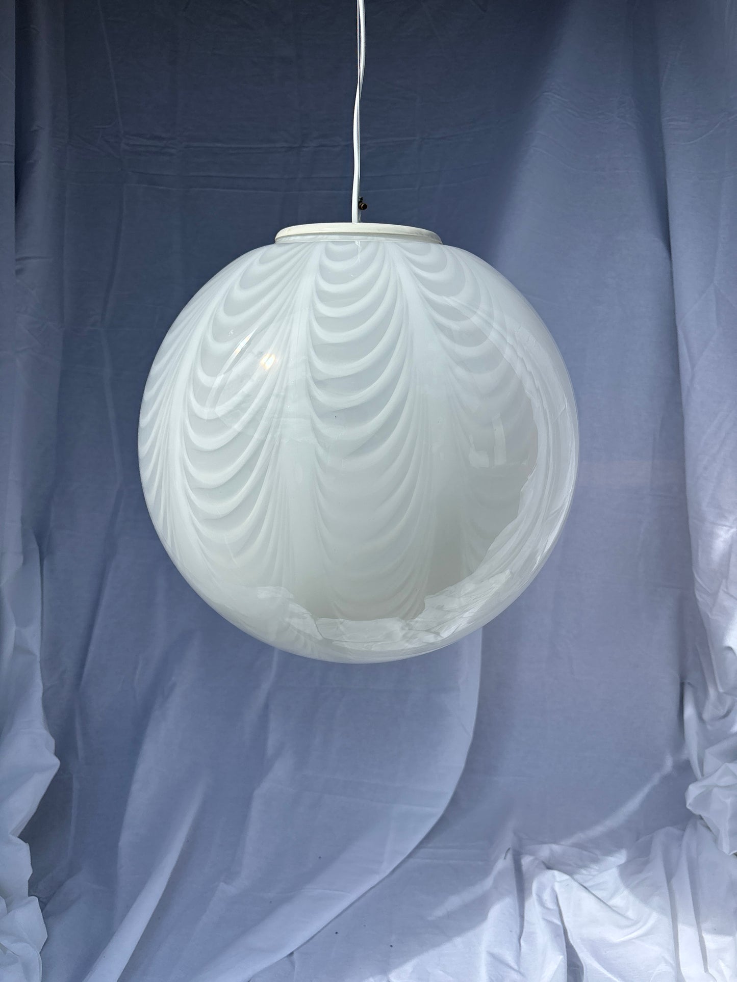 Sjælden vintage Murano pendel rund i hvid peacock 40 cm