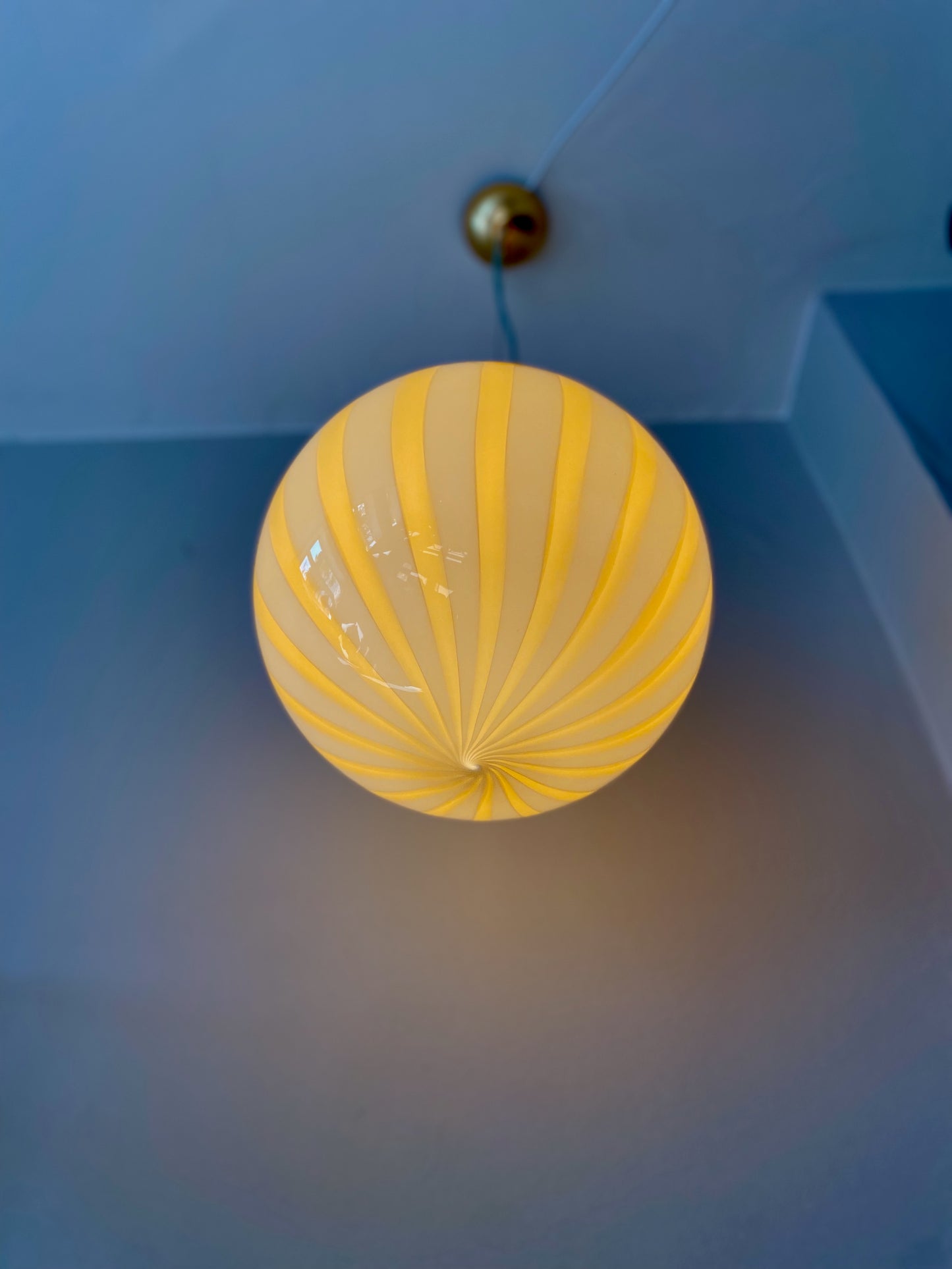 Murano loftslampe med gule vertikale striber i 30 cm