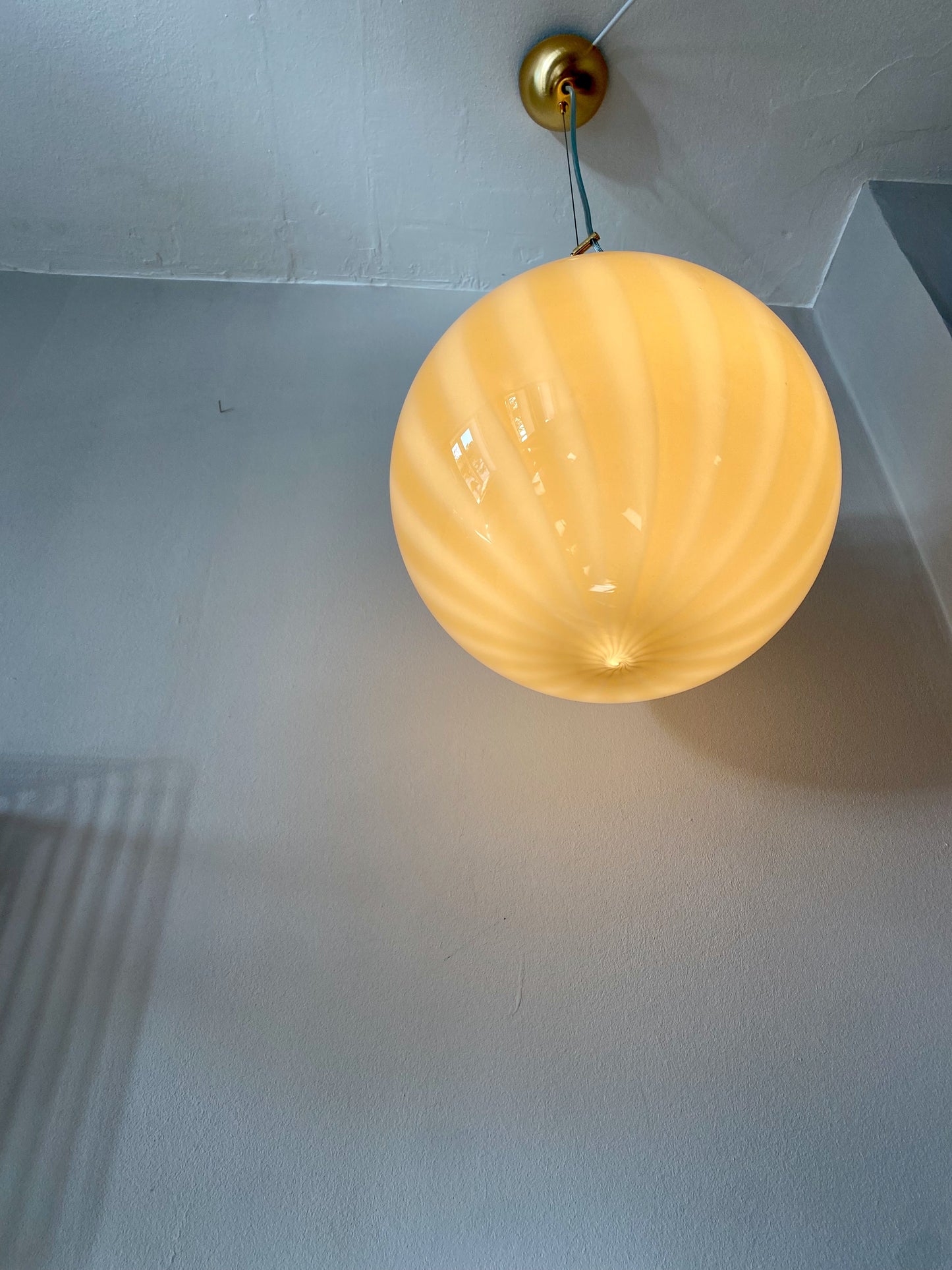Murano loftslampe med beige vertikale striber i 30 cm