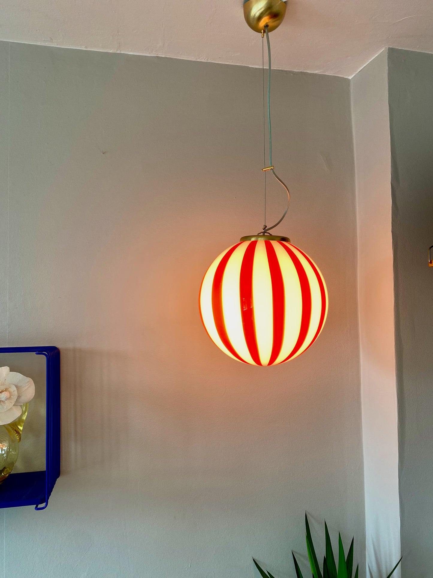 Murano loftslampe med røde vertikale striber i 30 cm