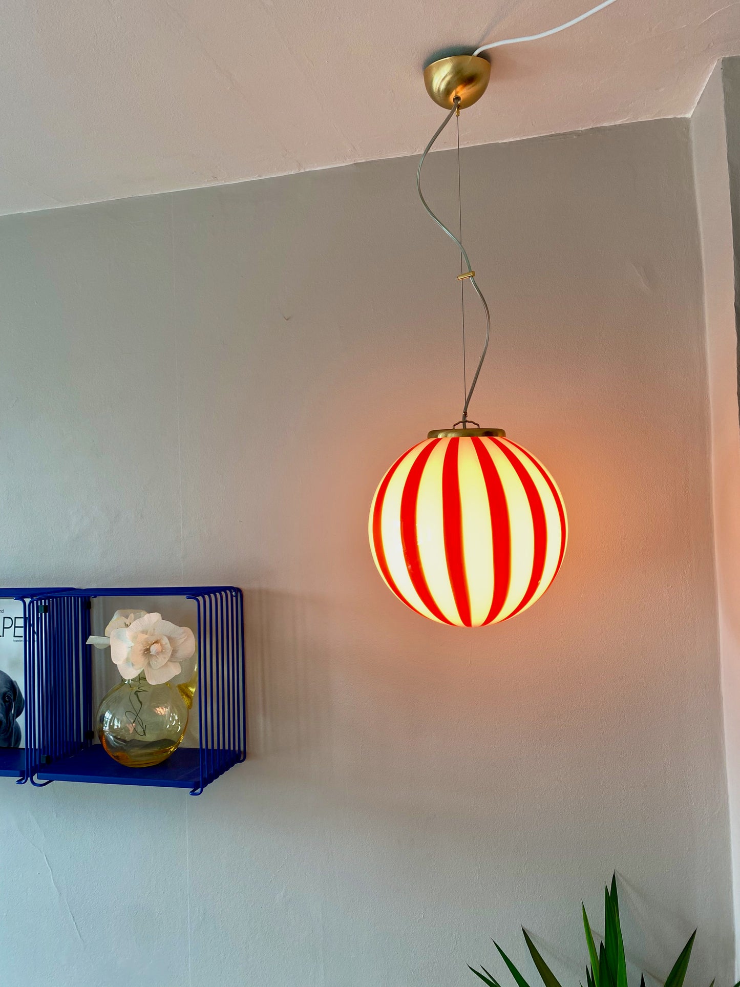 Murano loftslampe med røde vertikale striber i 30 cm