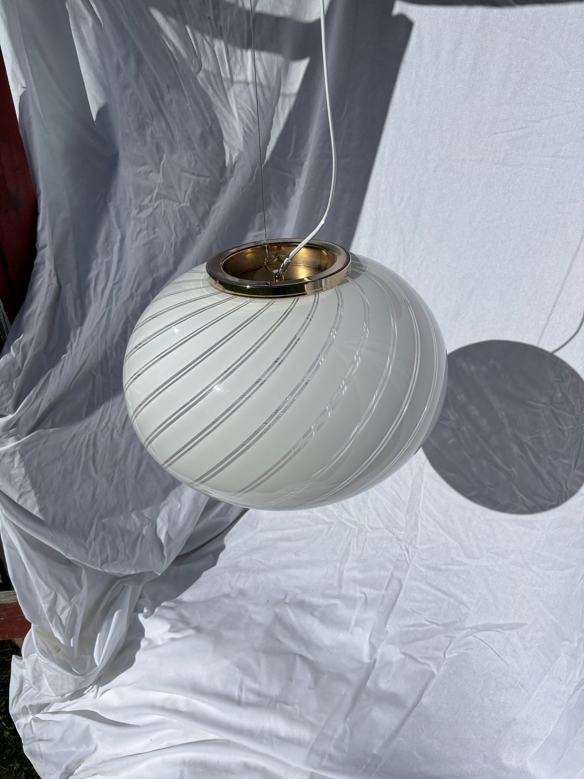 Kæmpe vintage Murano pendel med transparent glas og hvidt swirl 45 cm