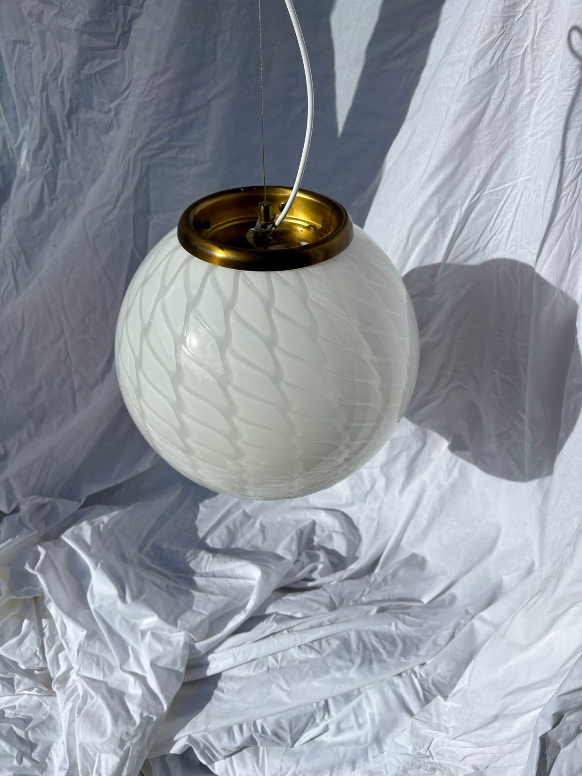 Sjælden vintage Murano pendel rund i hvid peacock 40 cm