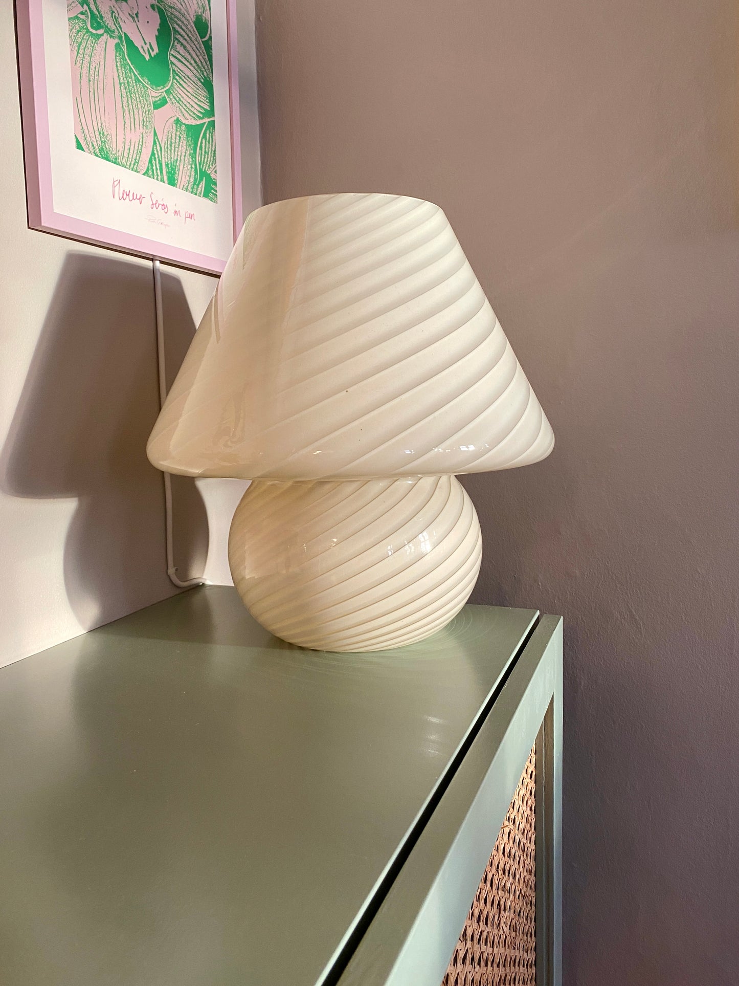 Vintage Murano mushroom i cremegul