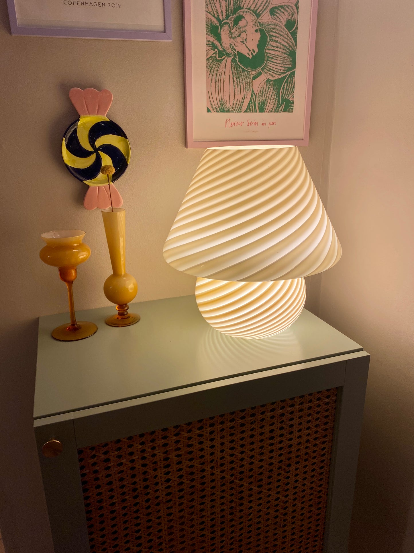 Vintage Murano mushroom i cremegul