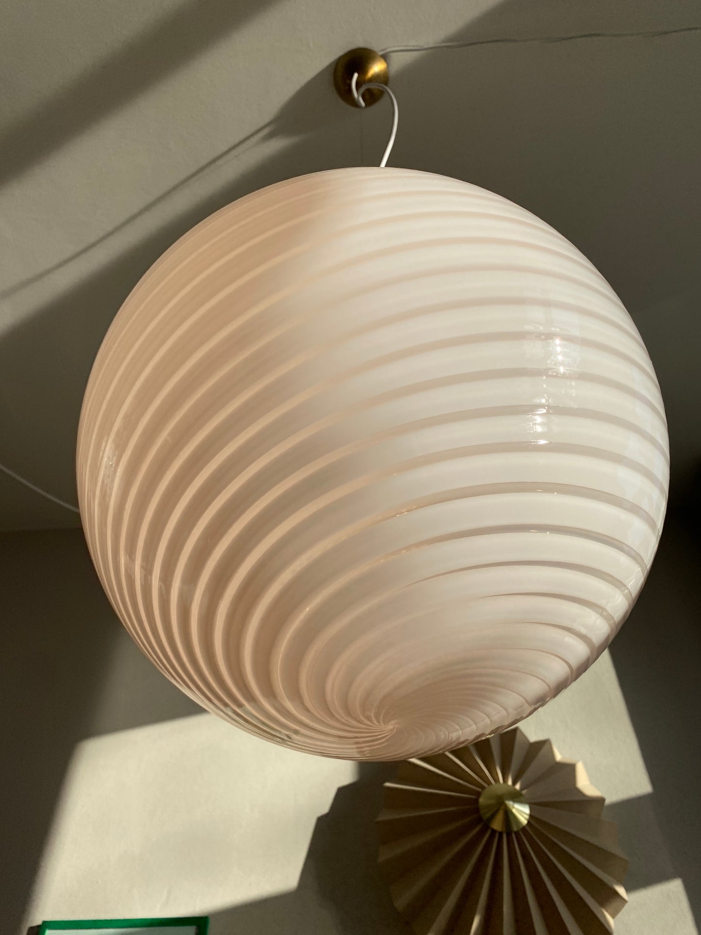 Vintage Murano loftslampe med sart lyserød swirl rigadin 40 cm