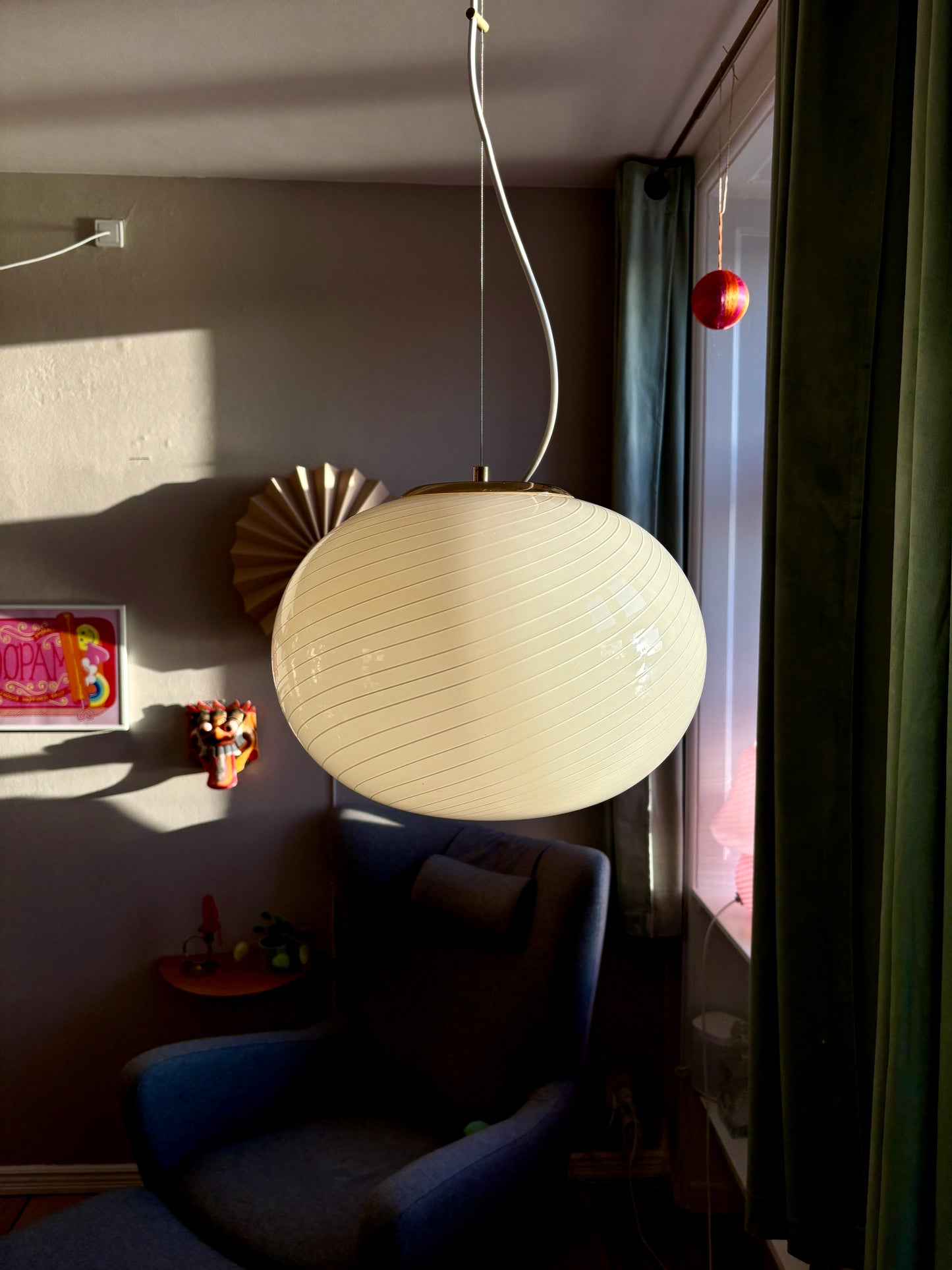 Vintage oval Murano loftslampe i cremegul  med hvidt swirl 37 cm