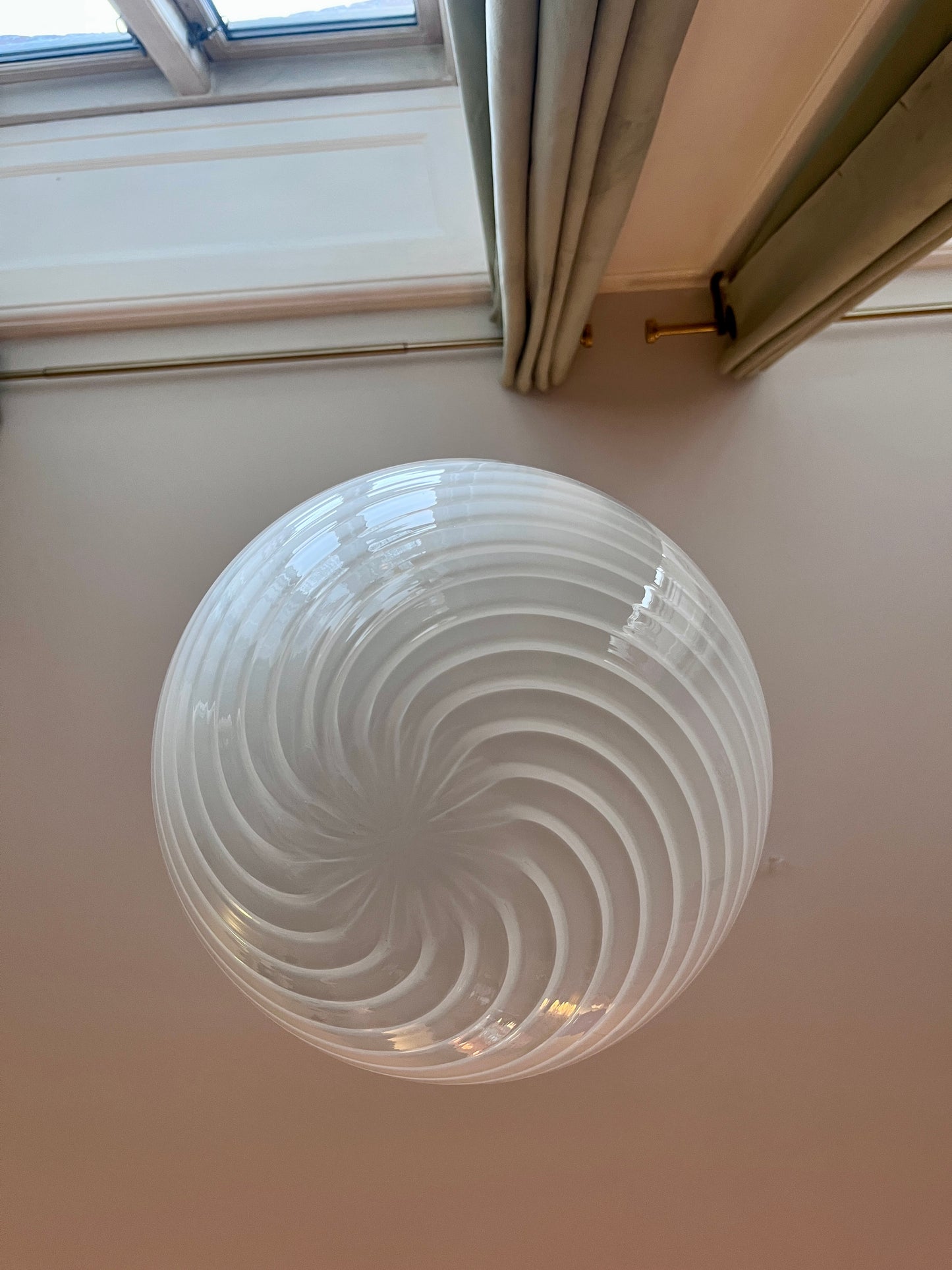 Vintage Murano pendel rund med hvidt swirl 30 cm
