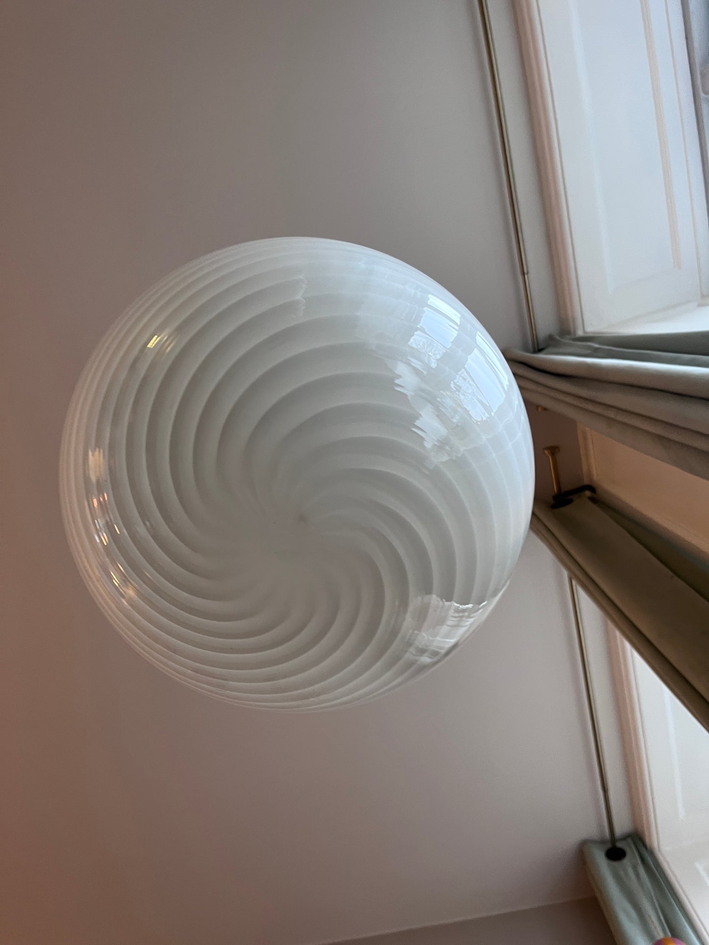 Vintage Murano pendel rund med hvidt swirl 30 cm