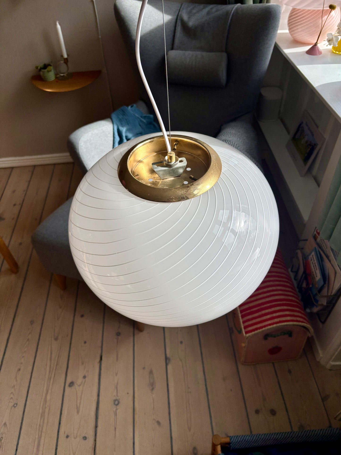 Vintage oval Murano loftslampe i cremehvid med hvidt swirl 40 cm