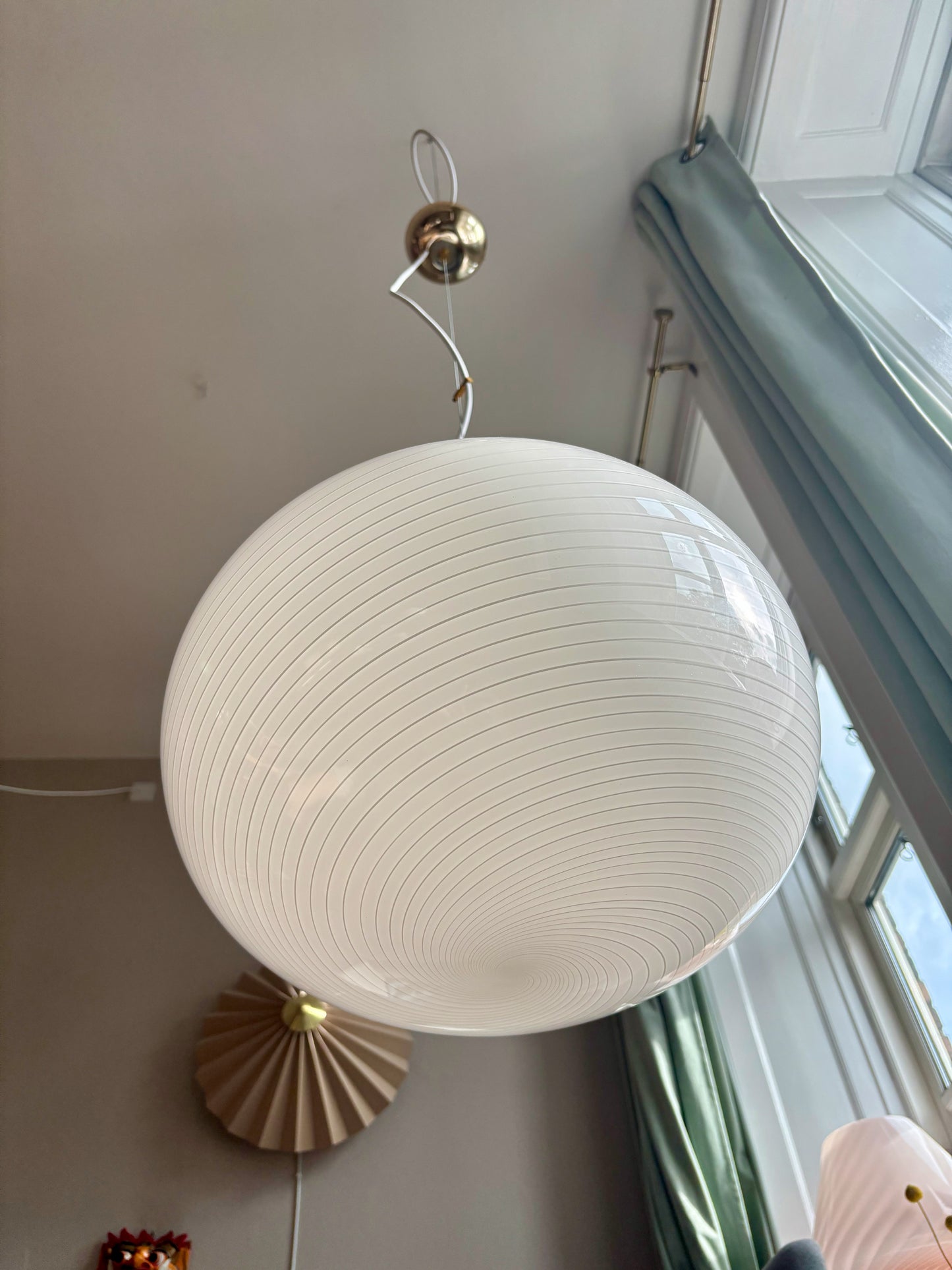 Vintage oval Murano loftslampe i cremehvid med hvidt swirl 40 cm