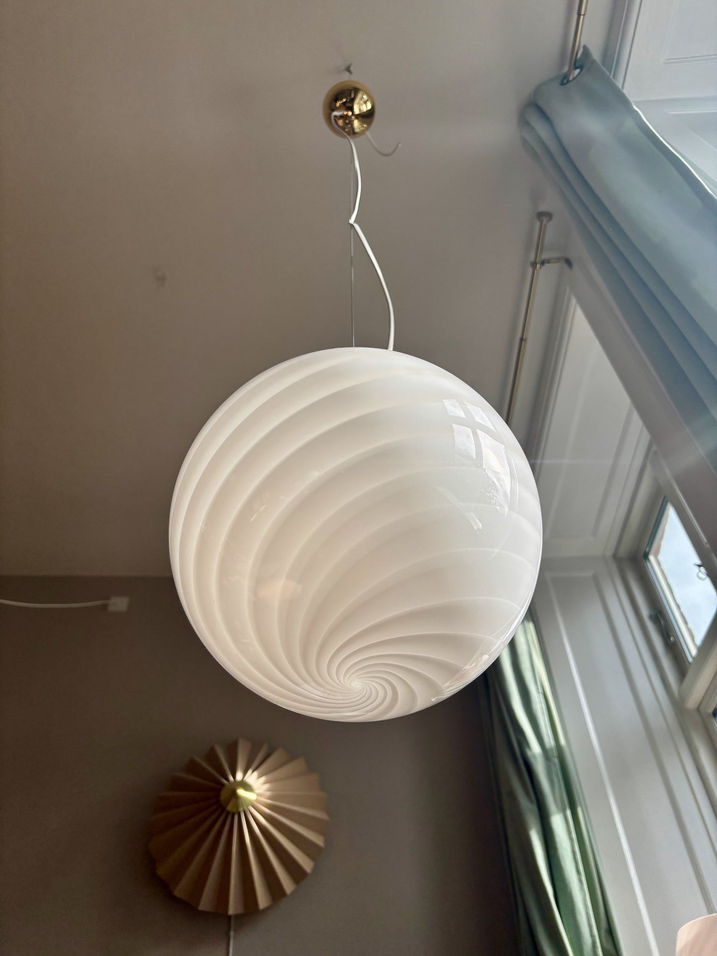 Vintage Murano pendel rund med hvidt swirl 25 cm