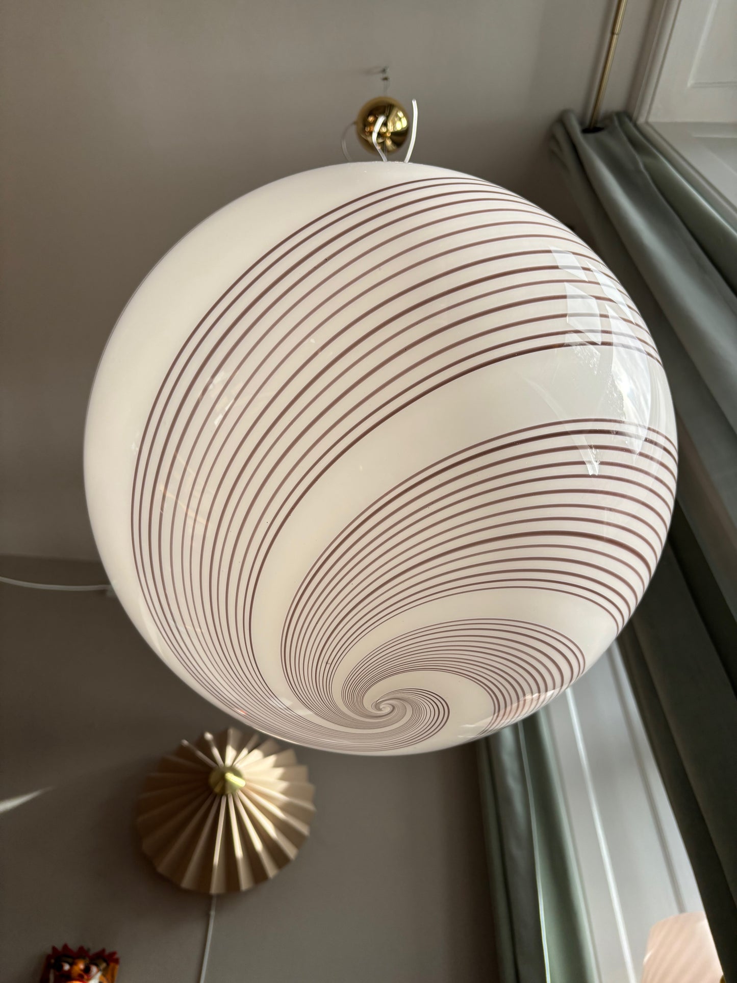 Vintage Murano pendel hvid med rødbrunt swirl 45 cm