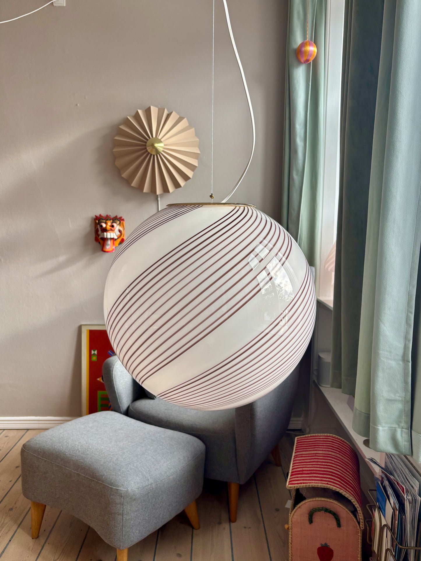 Vintage Murano pendel hvid med rødbrunt swirl 45 cm