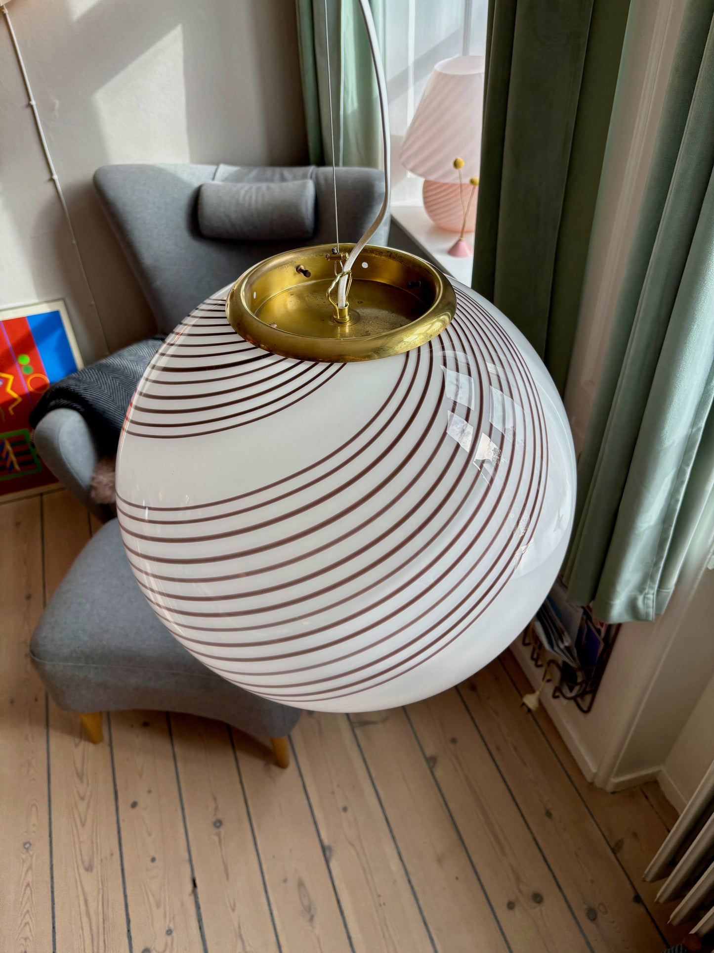 Vintage Murano pendel hvid med rødbrunt swirl 45 cm