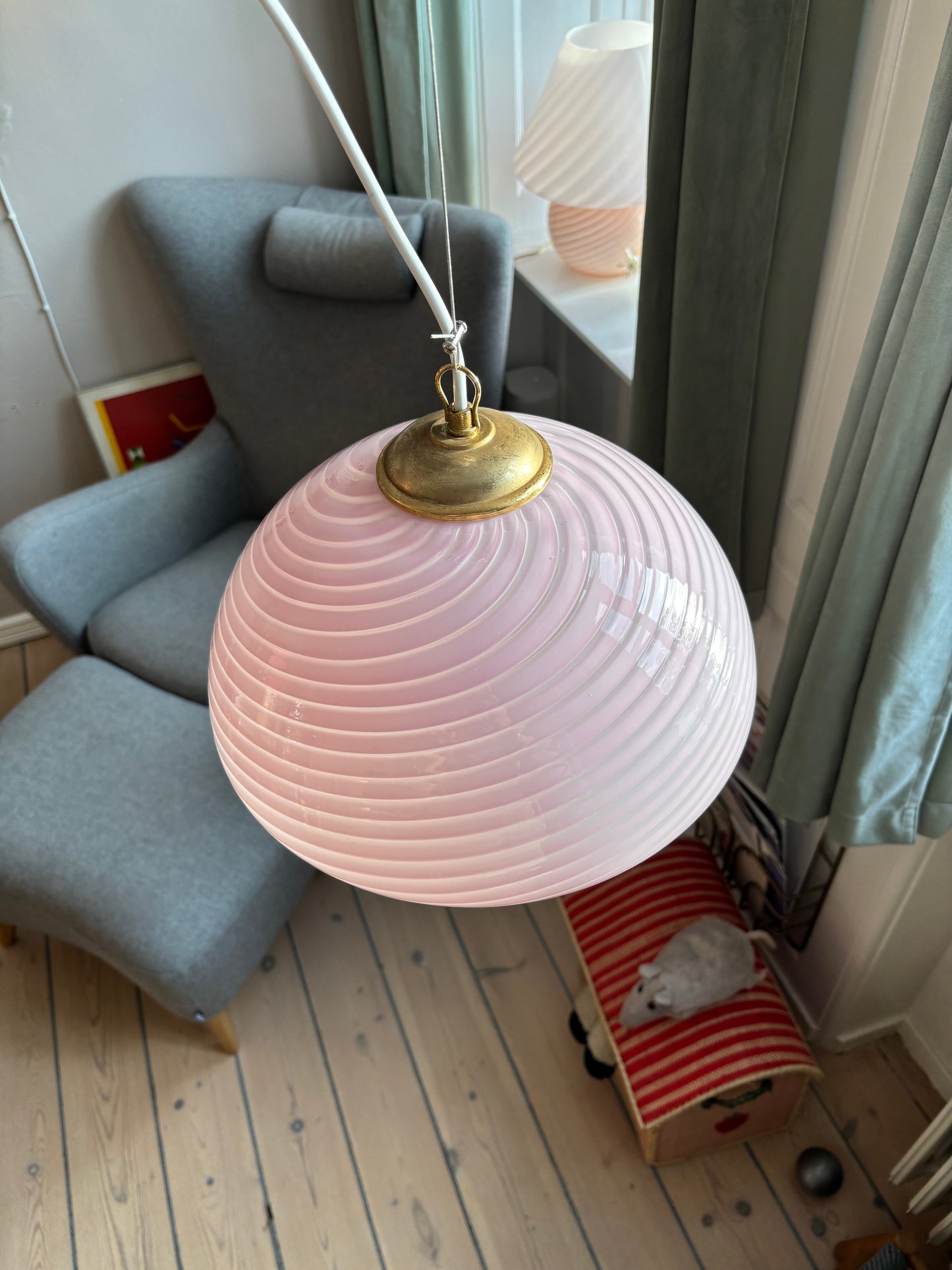 Vintage Murano pendel oval med lyserødt swirl 37 cm