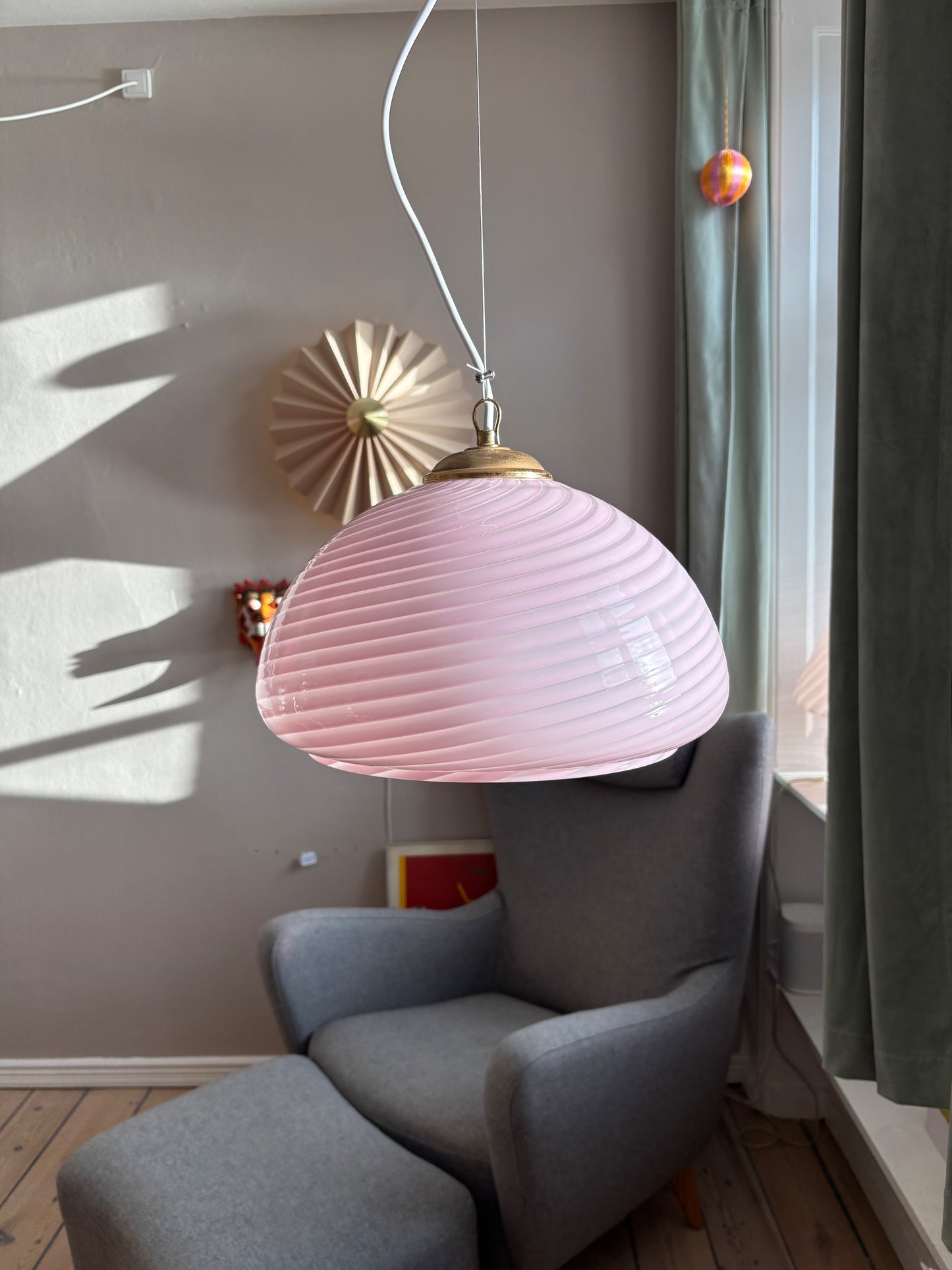 Vintage Murano pendel oval med lyserødt swirl 37 cm