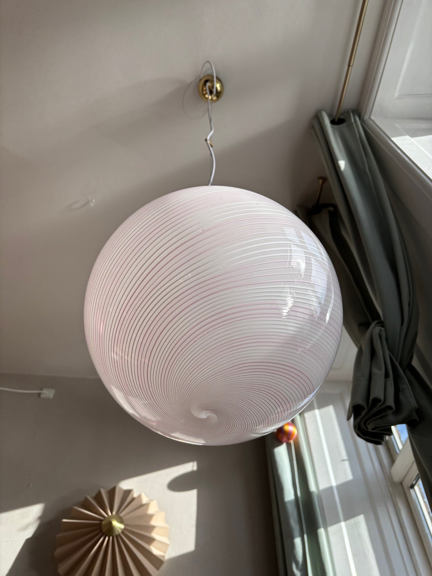 Vintage Murano loftslampe hvid med lyserødt og hvidt swirl 35 cm