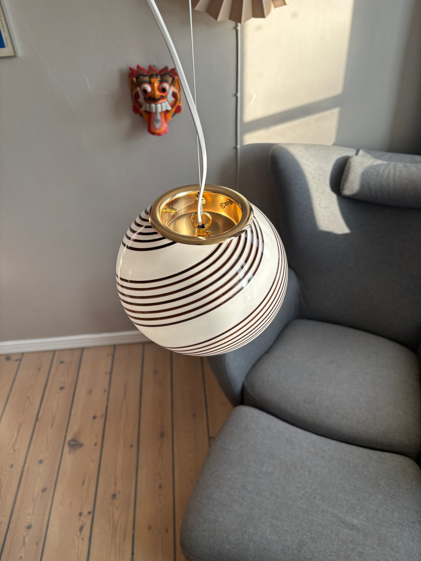 Vintage Murano pendel hvid opalglas med rødbrunt swirl 20 cm