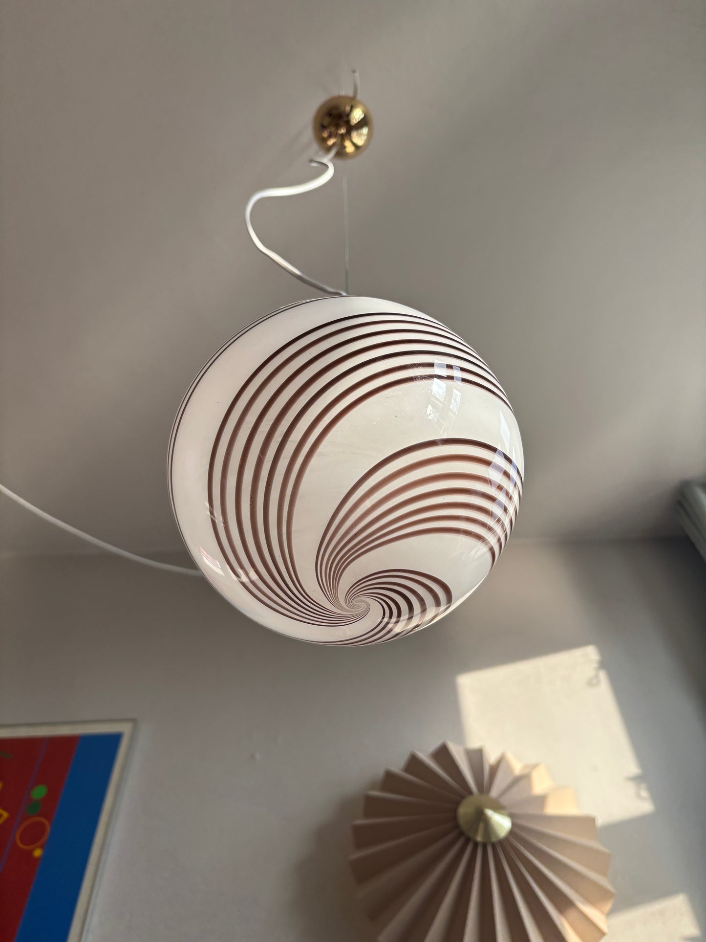 Vintage Murano pendel hvid opalglas med rødbrunt swirl 20 cm