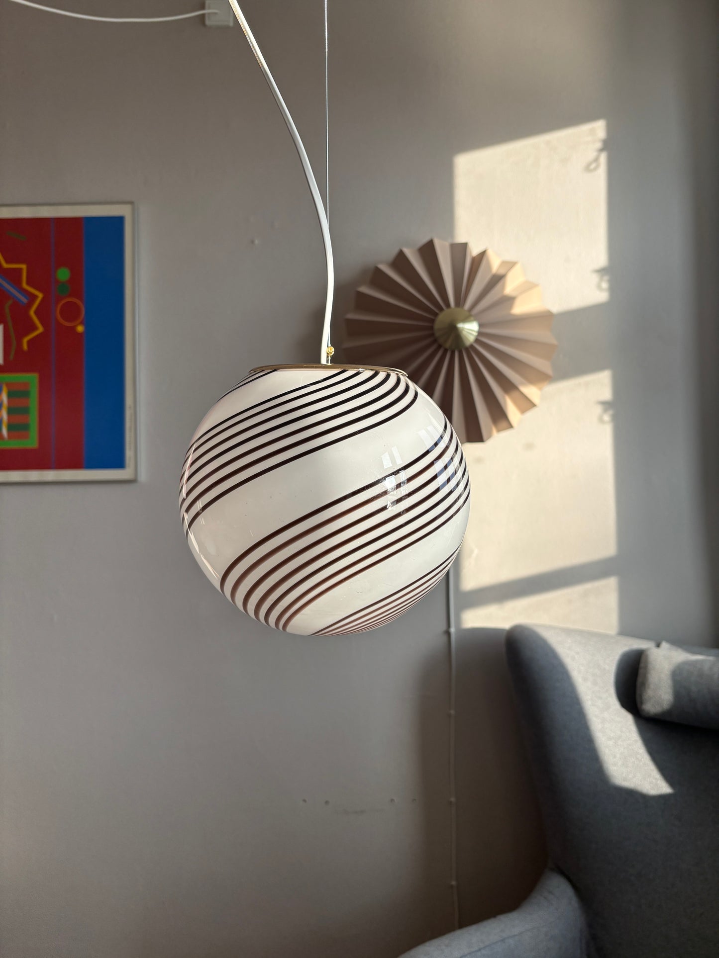 Vintage Murano pendel hvid opalglas med rødbrunt swirl 20 cm