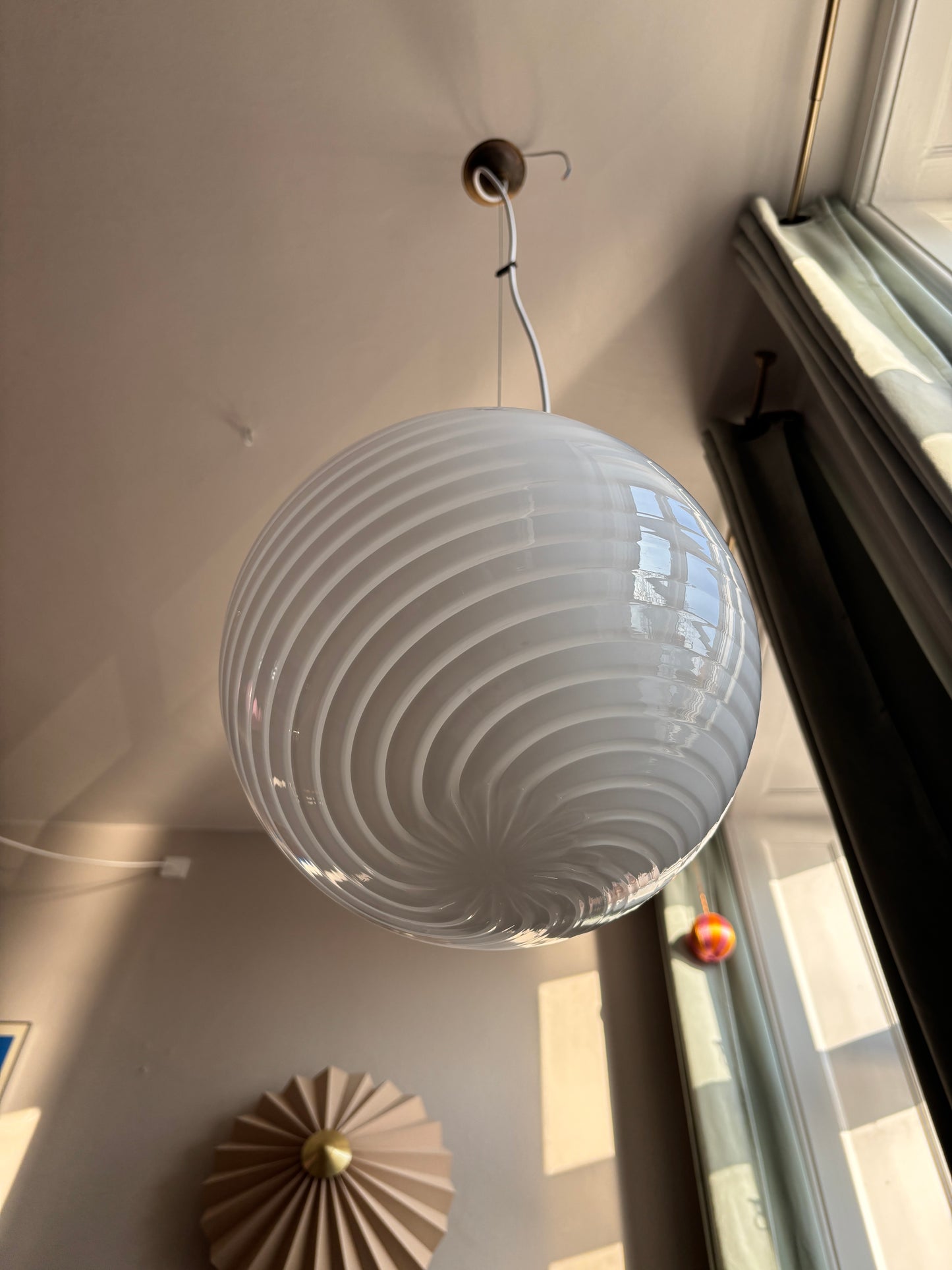 Vintage Murano pendel rund med hvidt swirl 30 cm