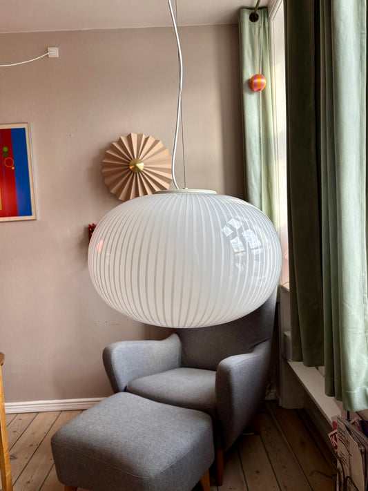 Kæmpe vintage Murano pendel med hvide vertikale striber 50 cm