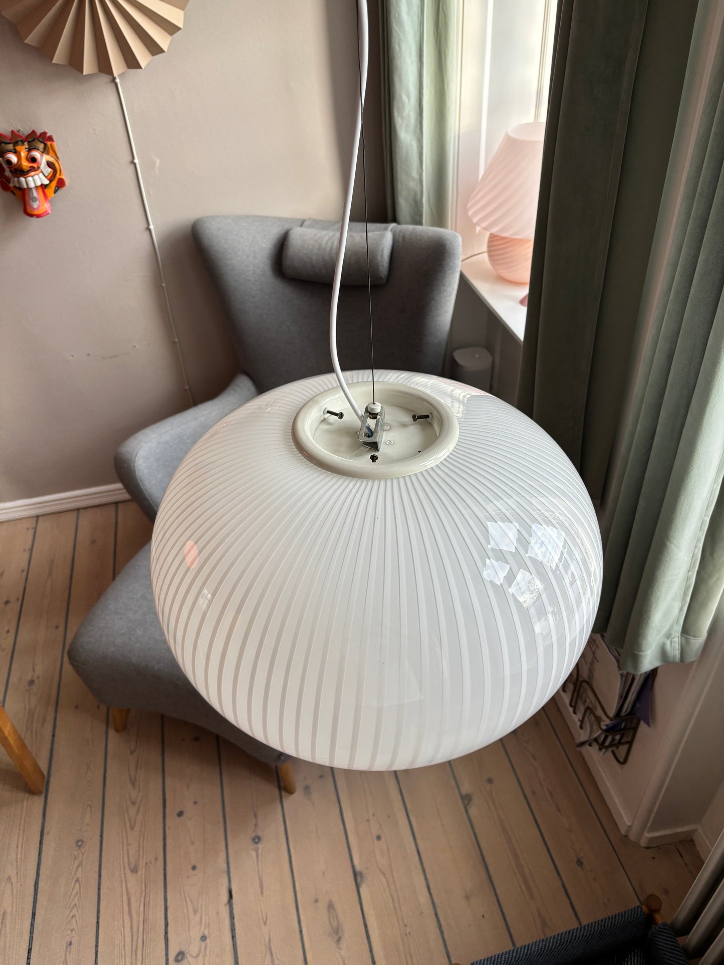 Kæmpe vintage Murano pendel med hvide vertikale striber 50 cm