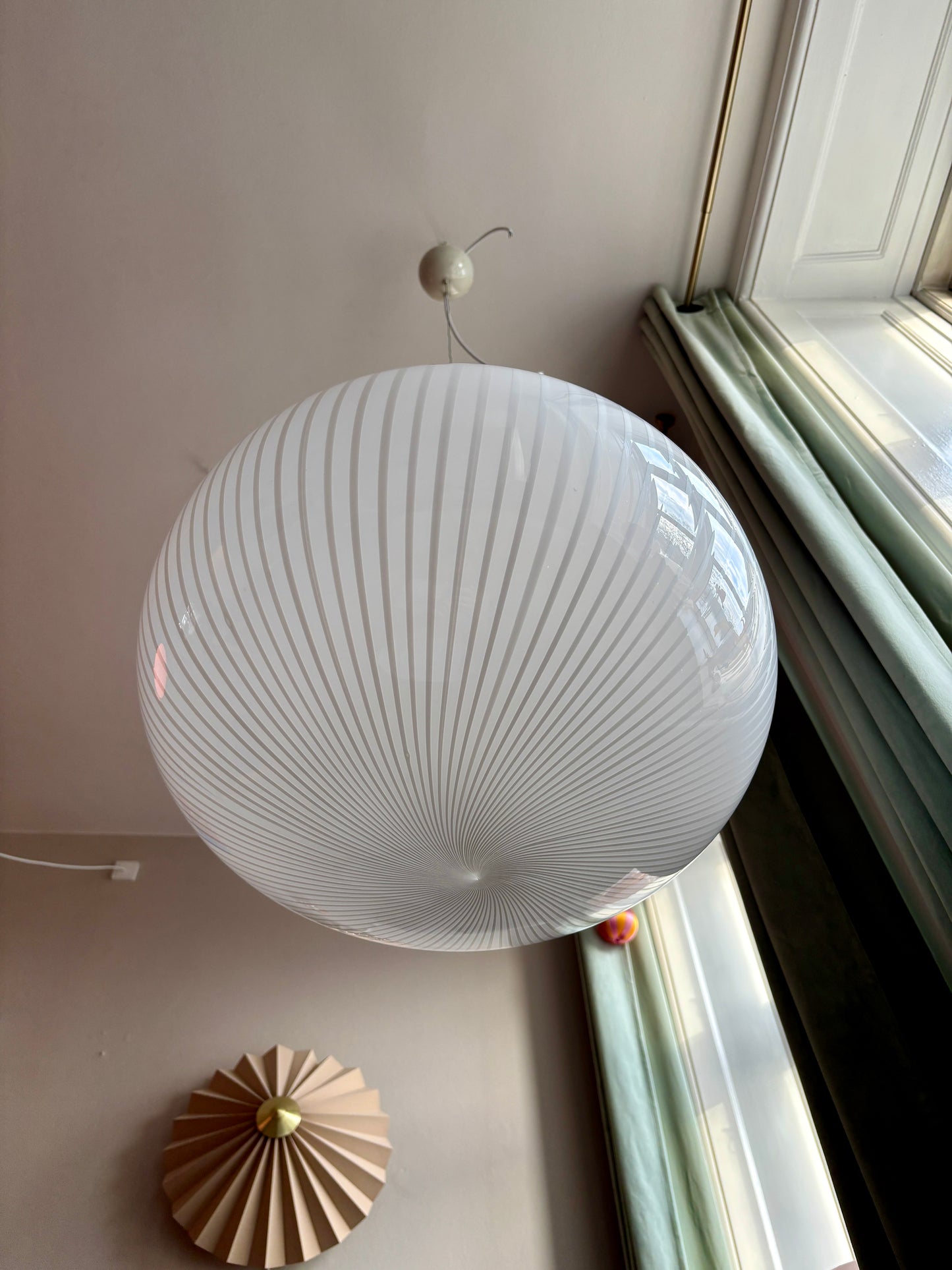 Kæmpe vintage Murano pendel med hvide vertikale striber 50 cm