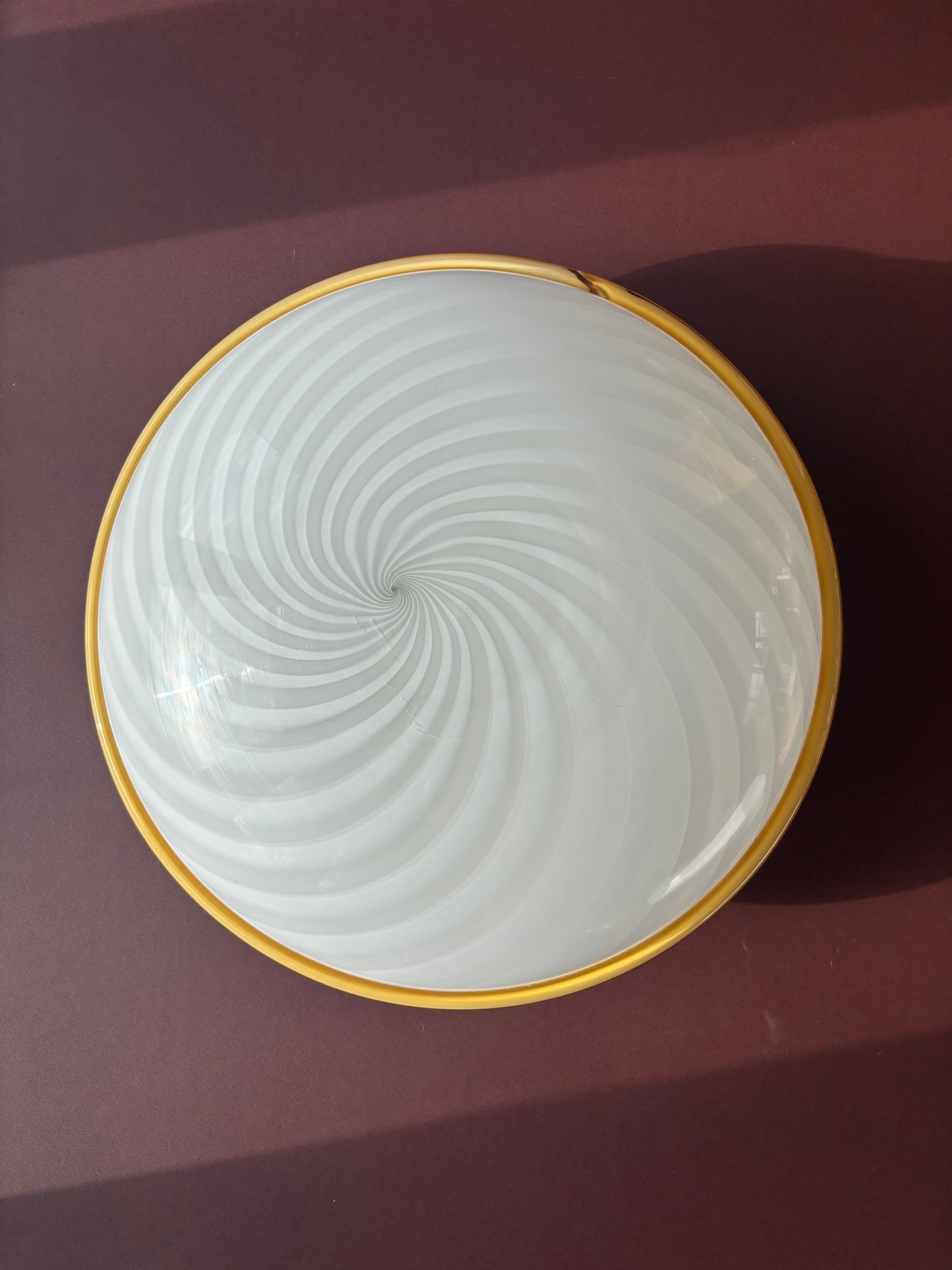 Vintage Murano plafond med hvidt swirl og gul kant 40 cm