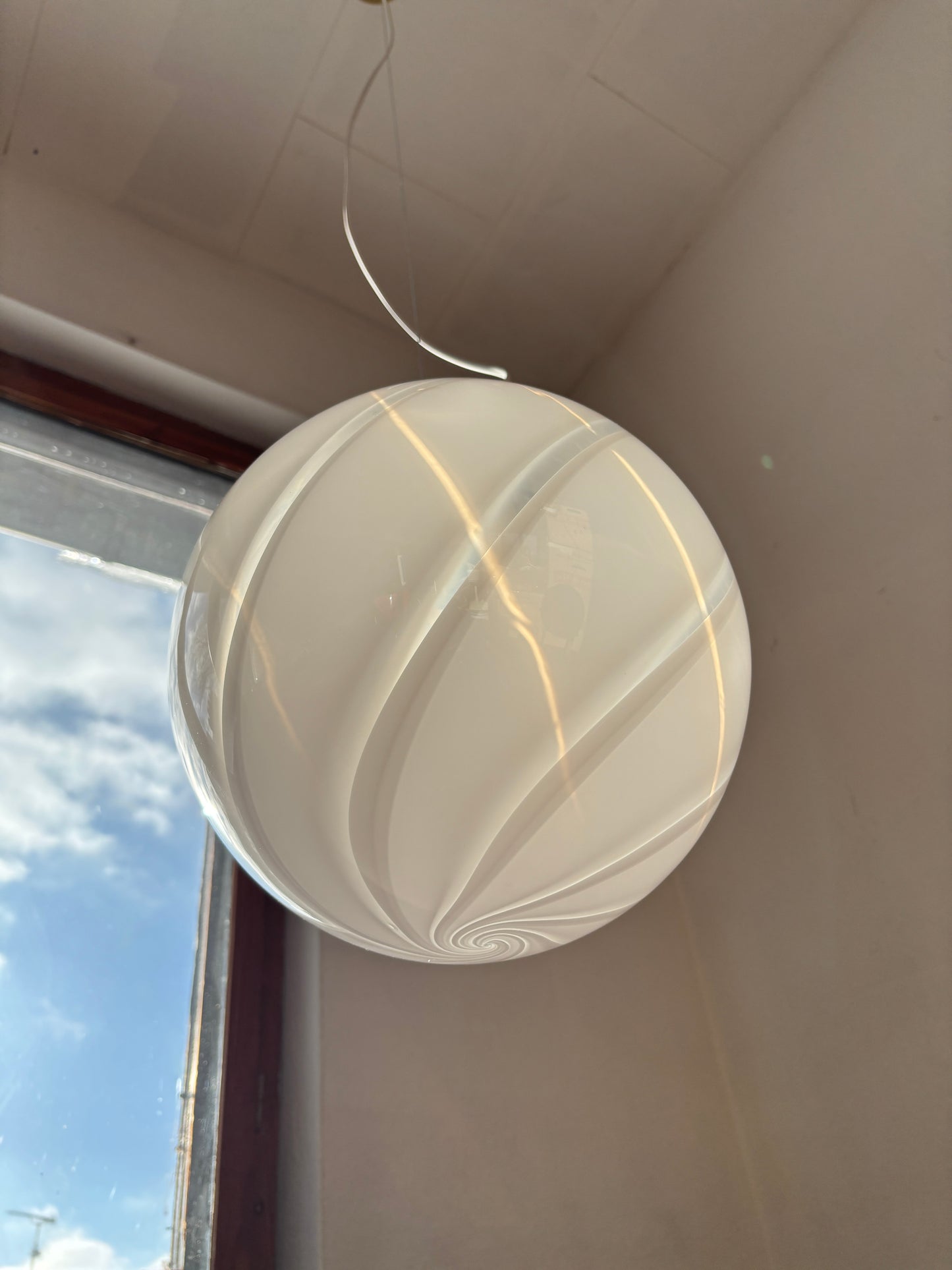 Vintage Murano pendel rund med hvidt swirl 30 cm