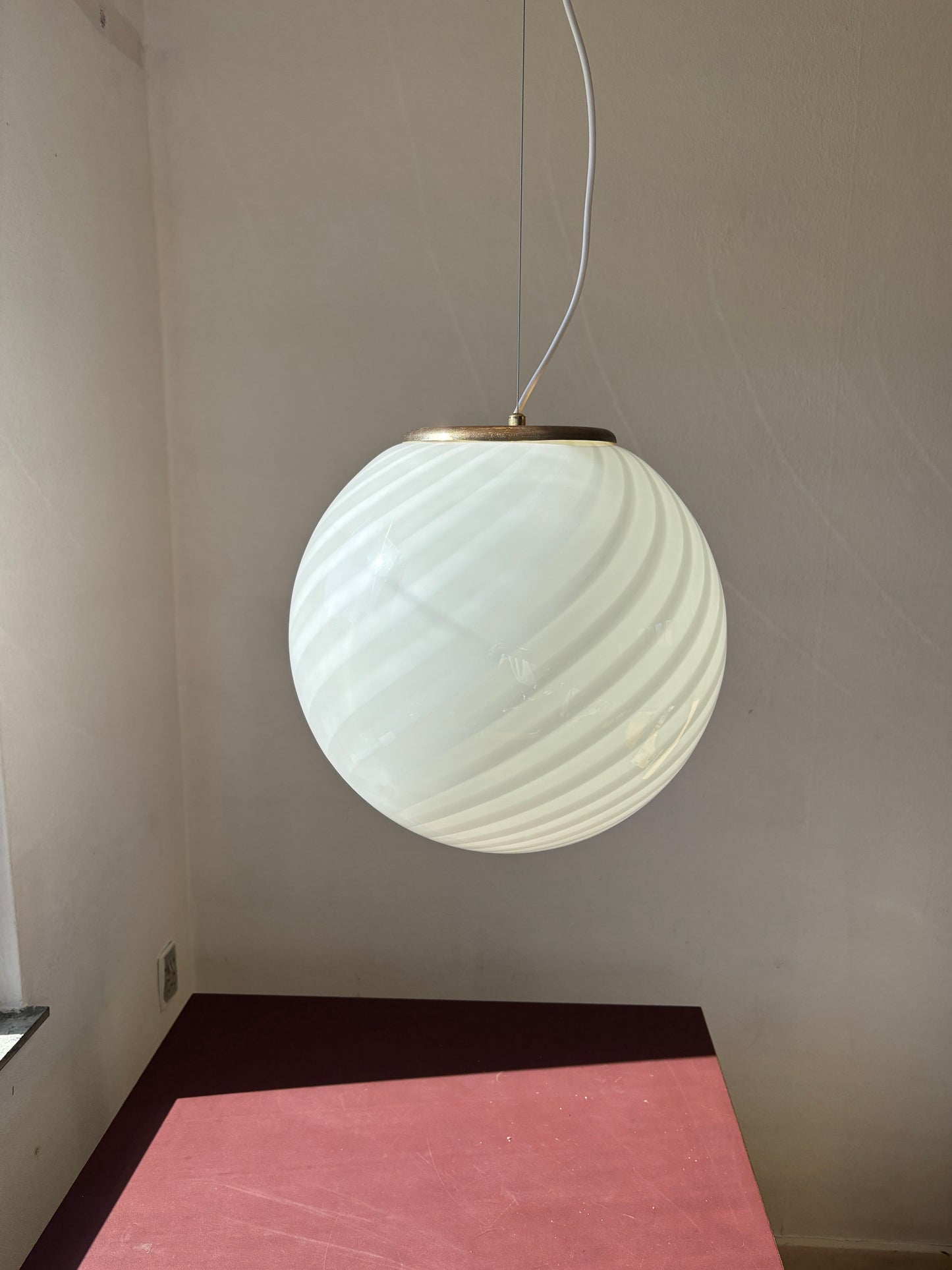 Vintage Murano pendel rund med hvidt swirl 40 cm
