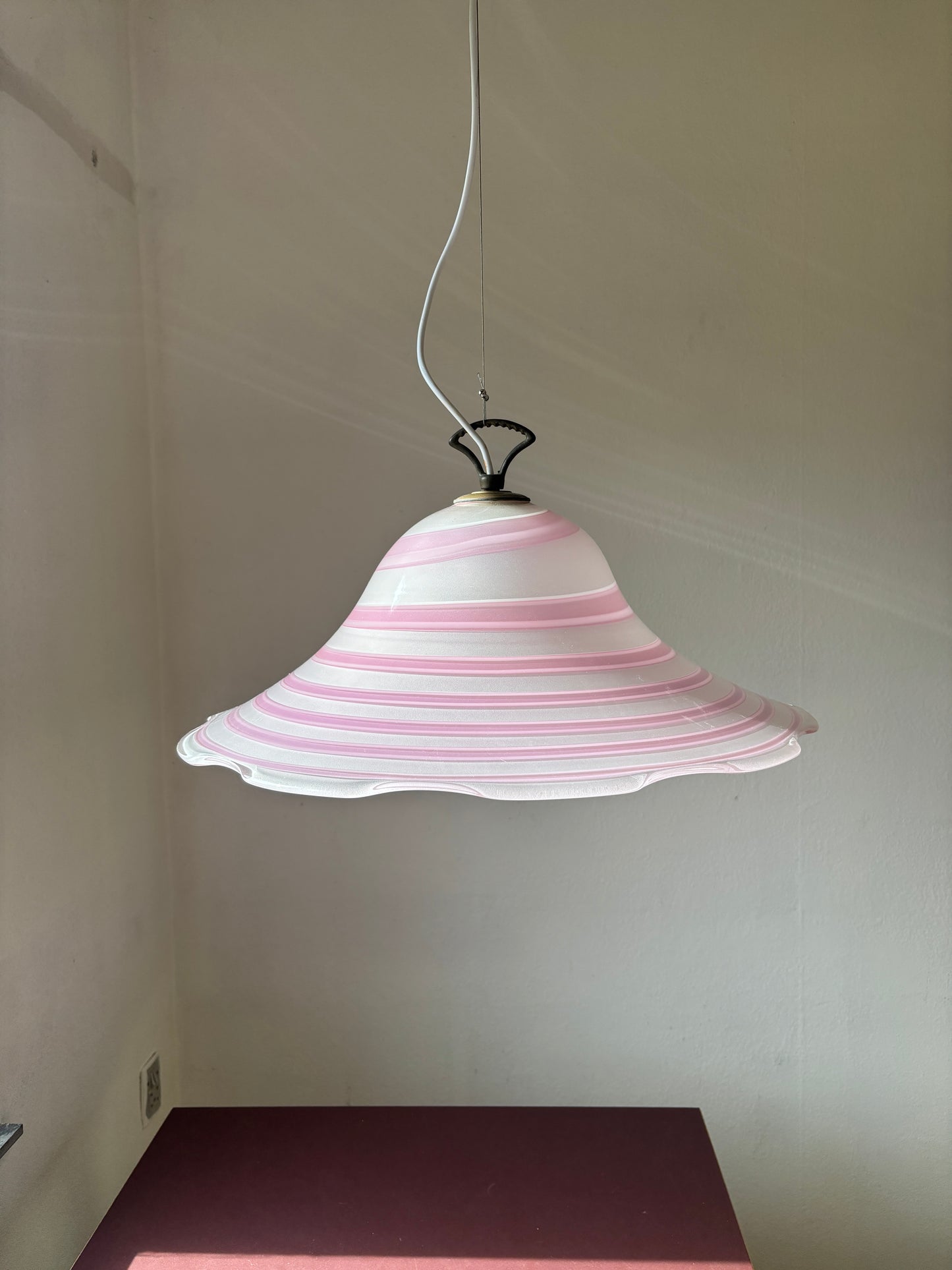 Kæmpe vintage Murano pendel med hvidt lyserødt swirl 56 cm