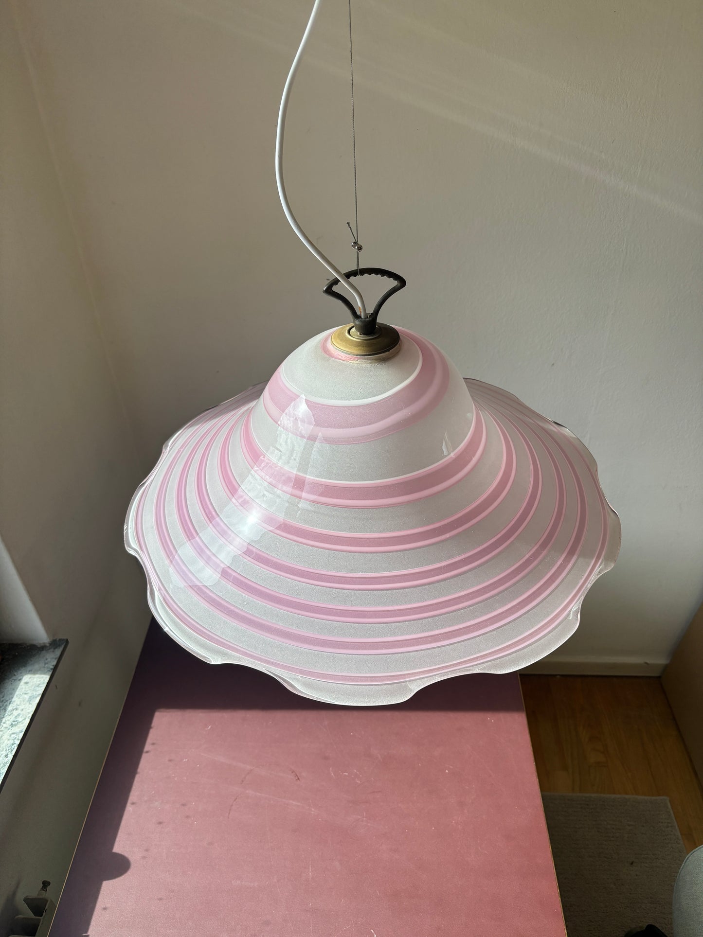 Kæmpe vintage Murano pendel med hvidt lyserødt swirl 56 cm