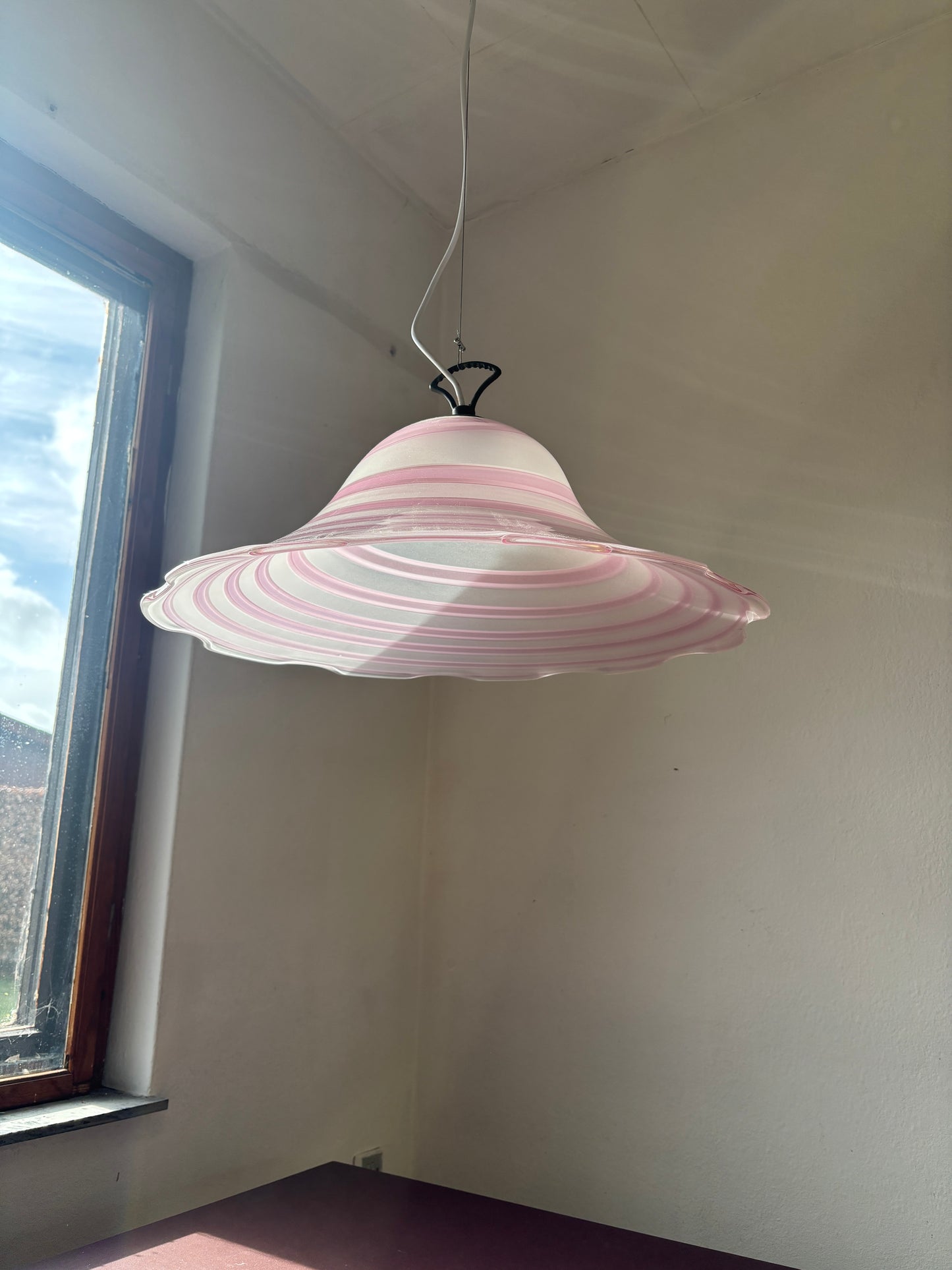 Kæmpe vintage Murano pendel med hvidt lyserødt swirl 56 cm