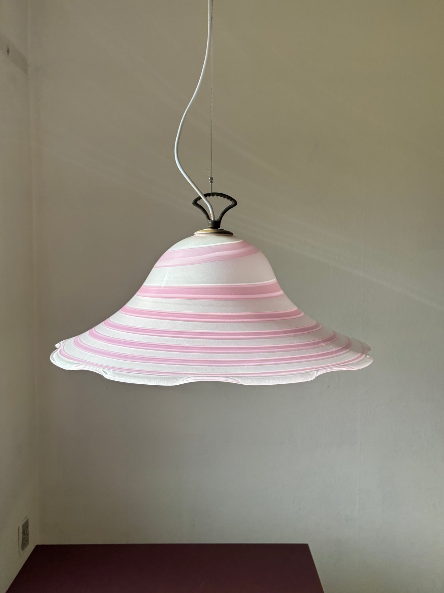 Kæmpe vintage Murano pendel med hvidt lyserødt swirl 56 cm