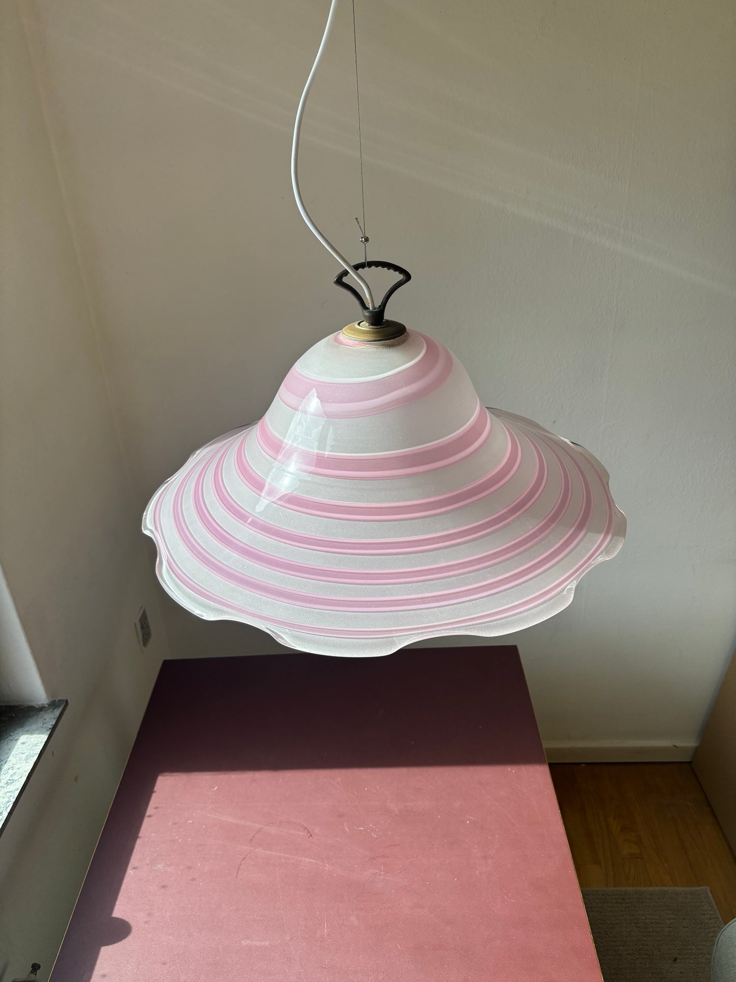Kæmpe vintage Murano pendel med hvidt lyserødt swirl 56 cm