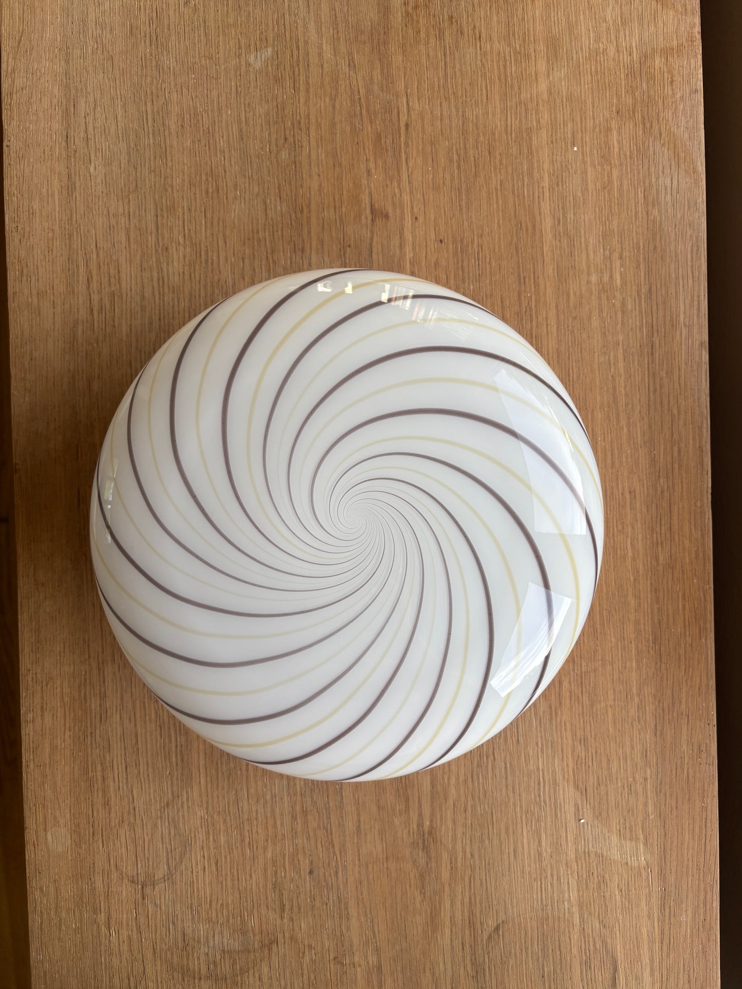 Vintage Murano plafond i hvidt opal glas med brunt og gult swirl 30 cm