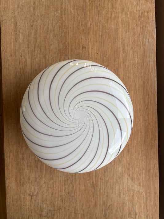 Vintage Murano plafond i hvidt opal glas med brunt og gult swirl 30 cm
