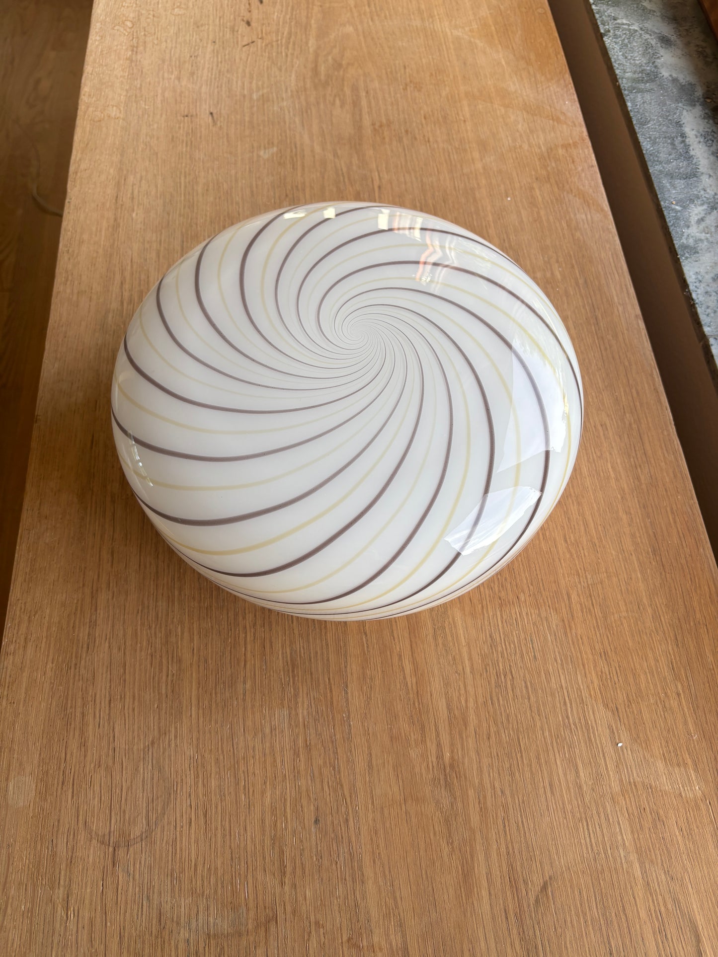 Vintage Murano plafond i hvidt opal glas med brunt og gult swirl 30 cm
