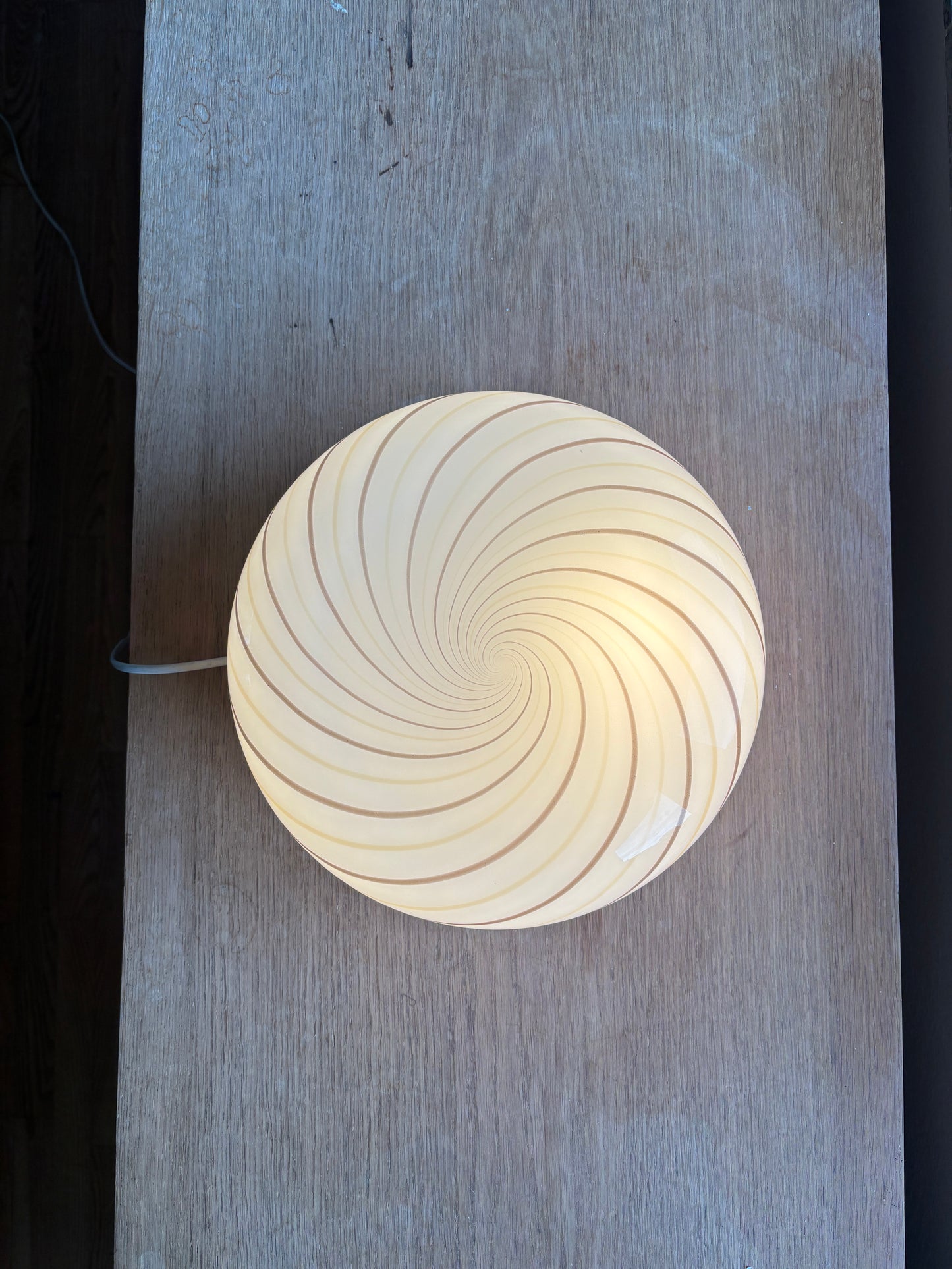 Vintage Murano plafond i hvidt opal glas med brunt og gult swirl 30 cm