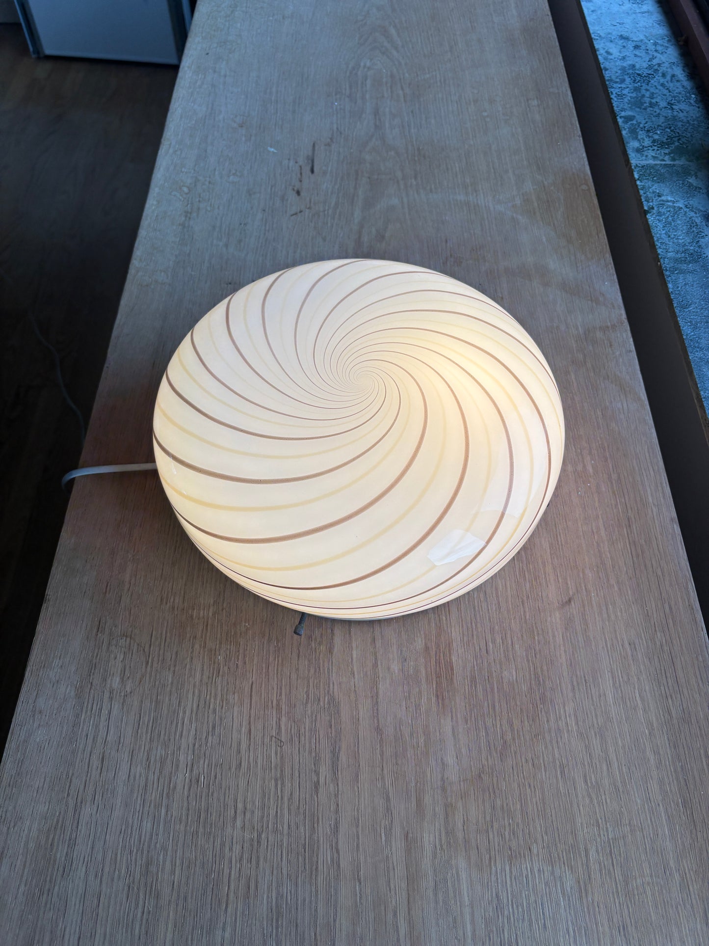 Vintage Murano plafond i hvidt opal glas med brunt og gult swirl 30 cm