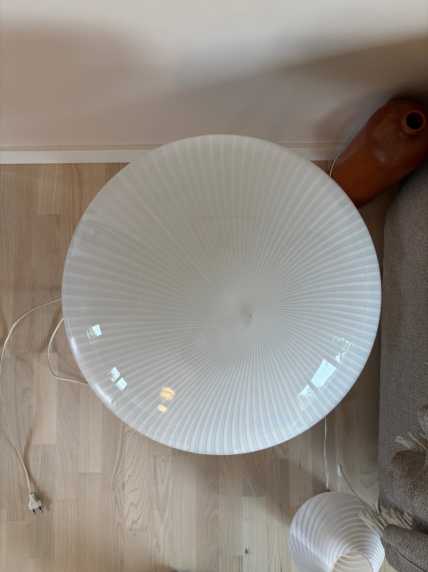 Kæmpe vintage Murano plafond med hvide vertikale striber 50 cm